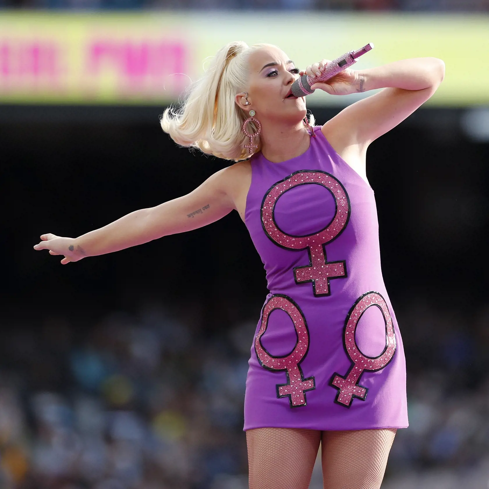 Americká speváčka a skladateľka Katy Perry vystúpila pred začiatkom finálového zápasu Svetového pohára žien v krikete Austrália - India v Melbourne, v Austrálii 8. marca 2020. FOTO TASR/AP