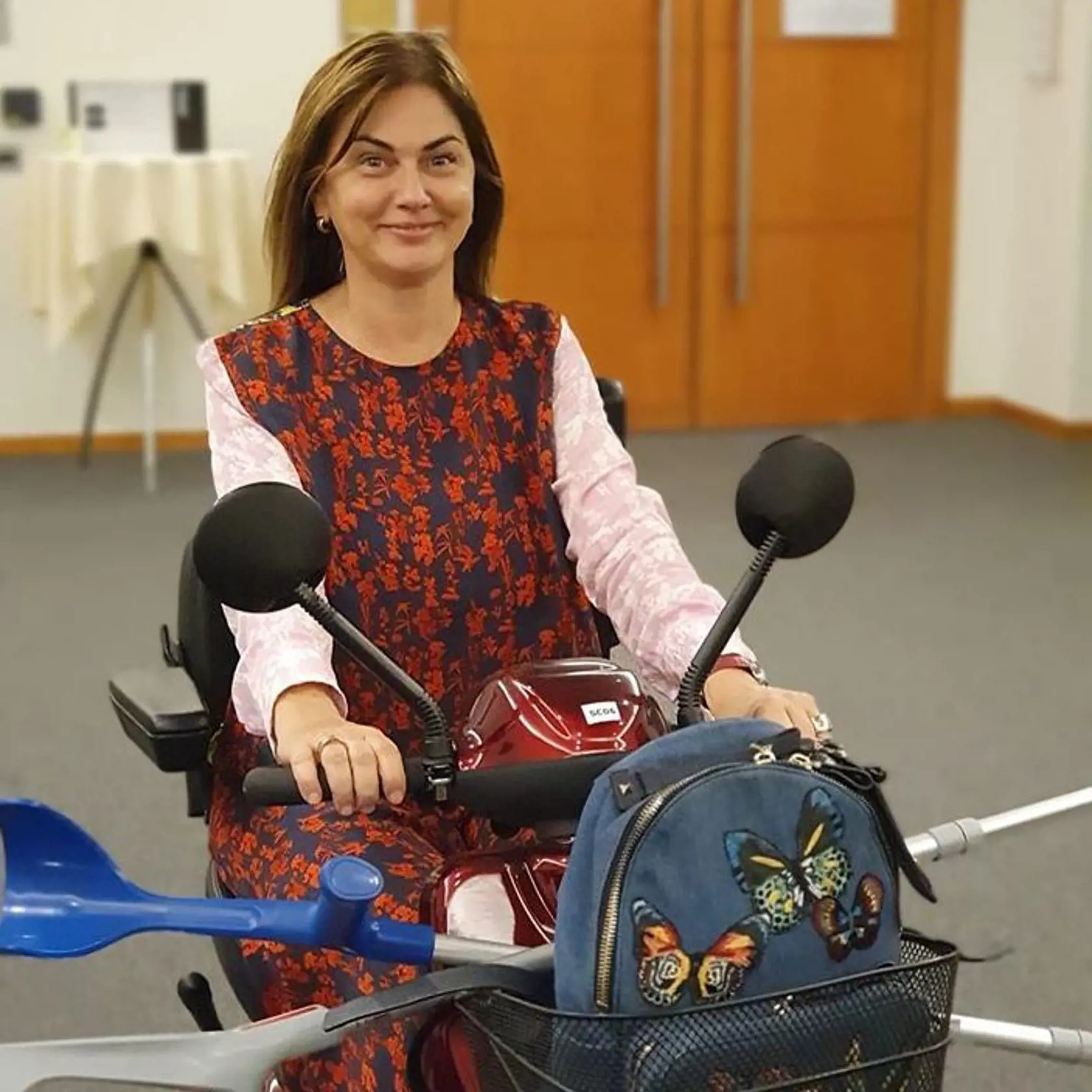 Takto sa presúva v práci na elektrickom vozíku.