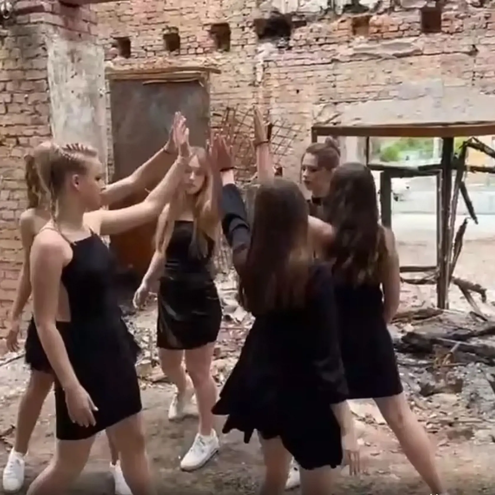 Ukrajinskí študenti „privítali dospelosť“ aj napriek ruskej okupácii.