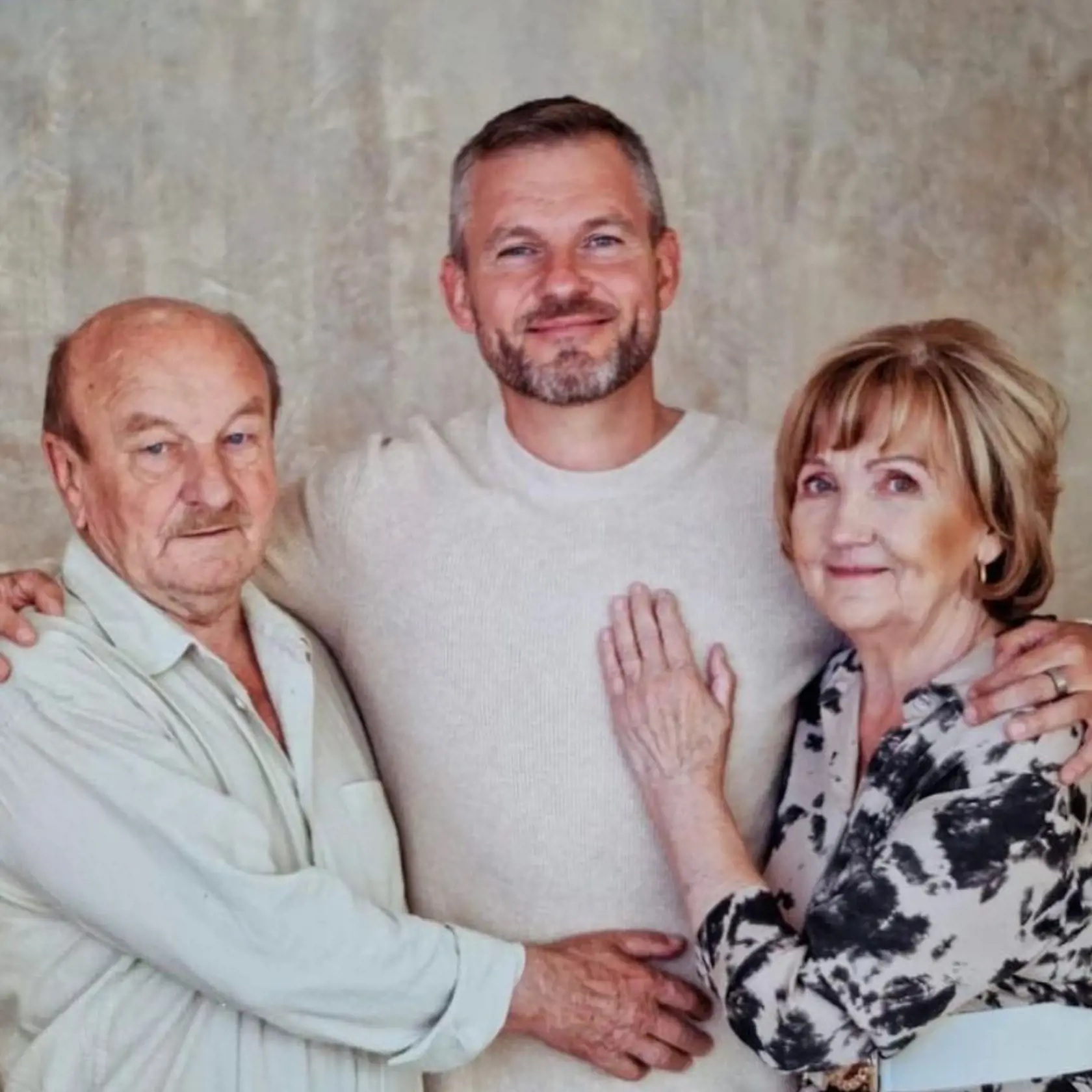 Peter Pellegrini s rodičmi a za čo je vďačný svojej mamine? „Za to, že ju môžem stále objať a povedať jej: ‚Ďakujem za všetko, čo si pre mňa urobila.‘“