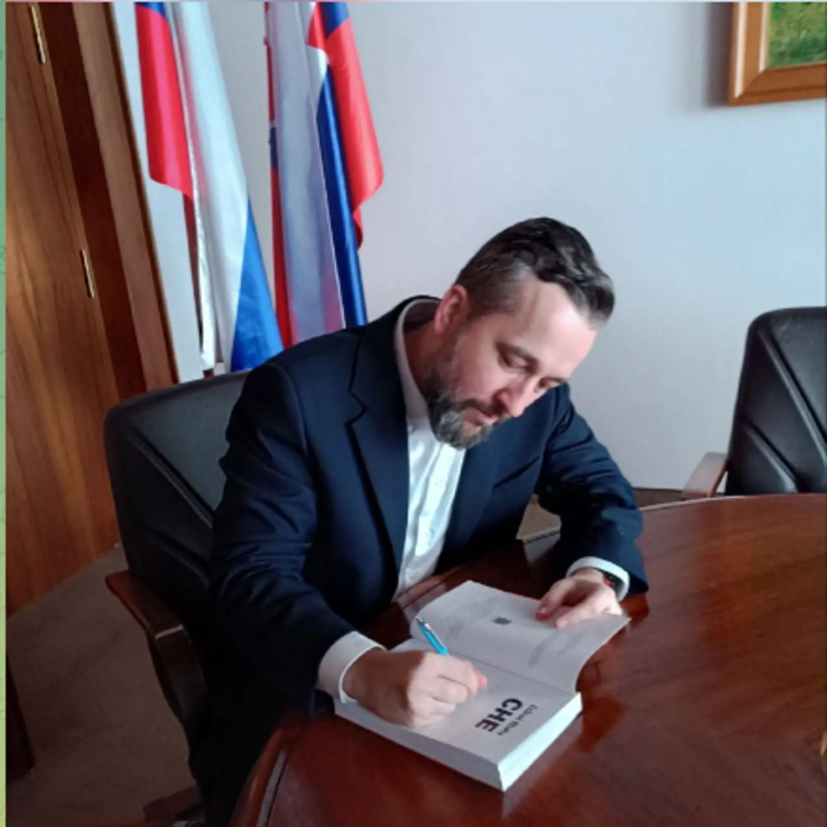Ľuboš Blaha svoj knižný počin podpísal a jeden z výtlačkov poputoval na Kubu.