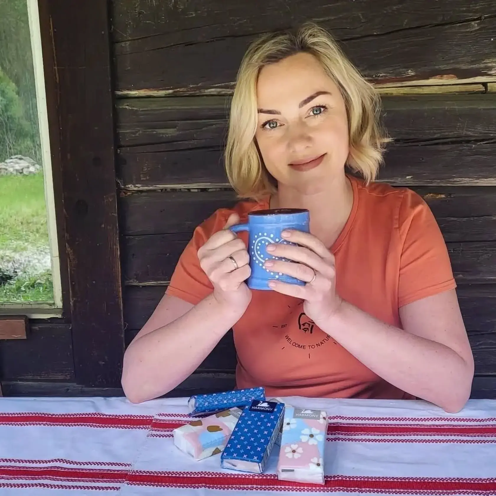 Hrnček kávy chutí najlepšie  prírode.