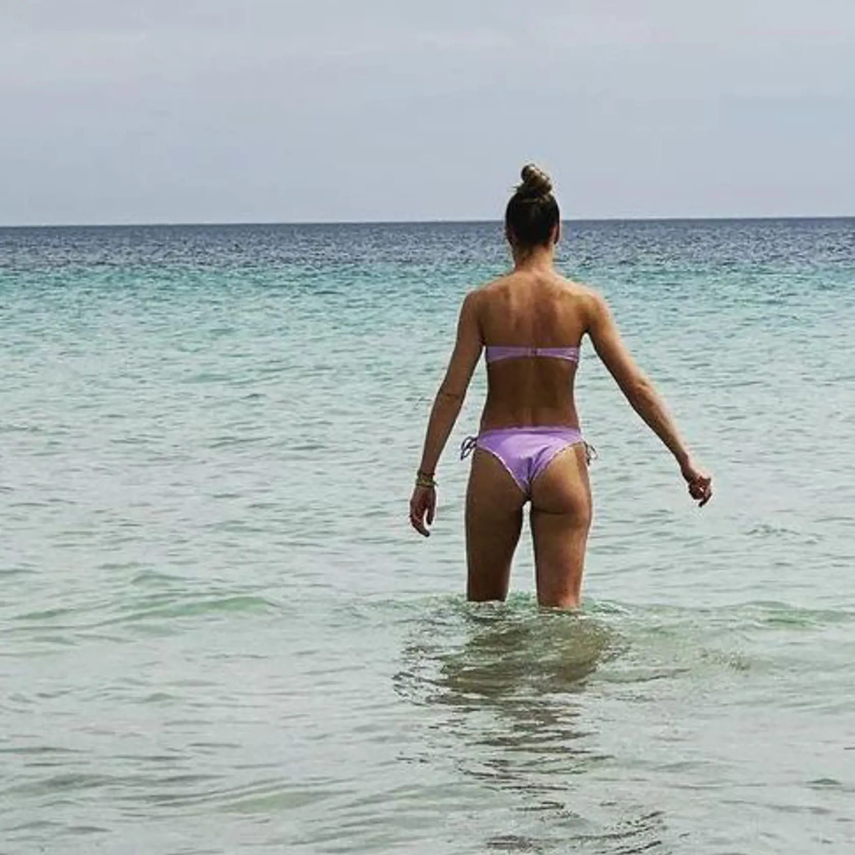 Marec 2023: Nela Pocisková s rodinkou si užíva na Malorke. Herečka predviedla sexi krivky.