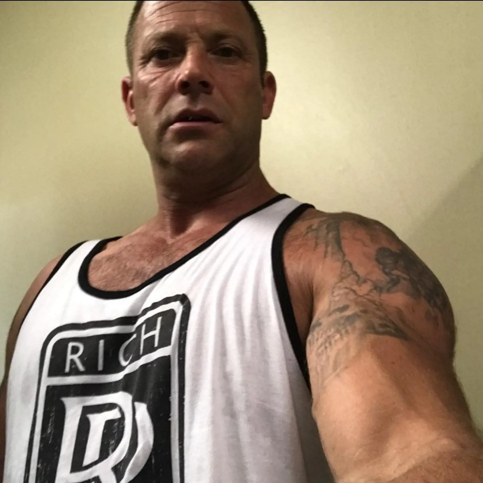 Dnes má seriálový Kouďák už 55 rokov. okrem seriálu Krok za krokom zahviezdil vďaka ovládaniu bojových umení v sérií filmov Kickboxer. Dnes sa však naplno venuje už len športu. Je držiteľom čierneho pásu v Taekwondo a majstrom v Kickboxe čomu zodpovedá aj jeho dnešný vzhľad.