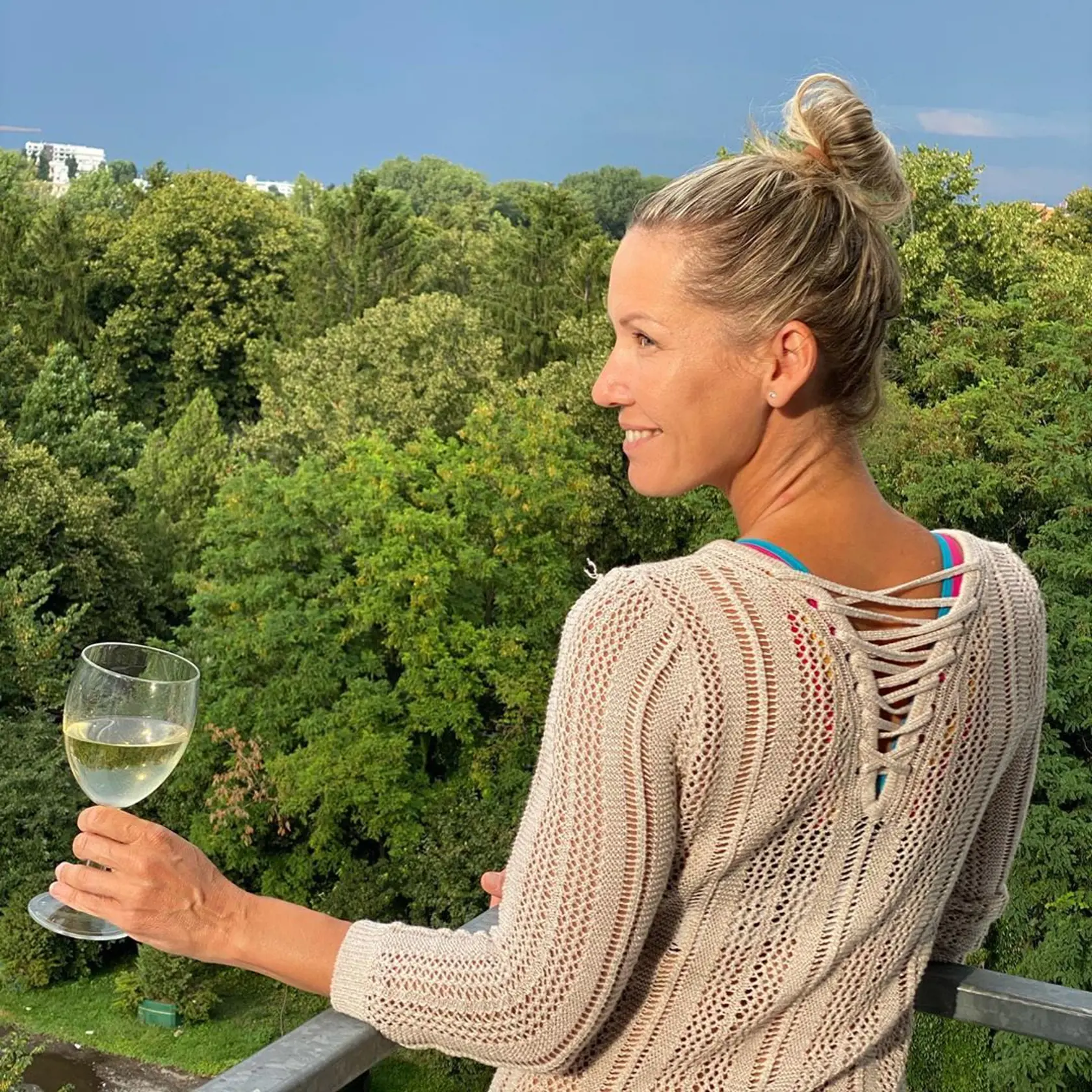 Jojkárska moderátorka sa osviežila pohárom vína.