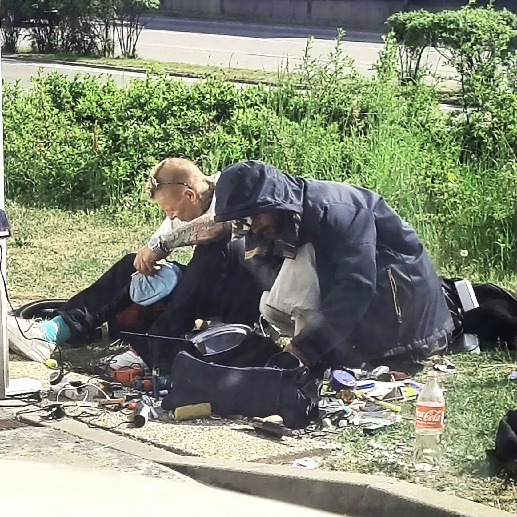 VERNÝ PARŤÁK
Spoločnosť mu robí stále kamarát. Spoločne hromadia veci, ku ktorým nevedno, ako prišli.