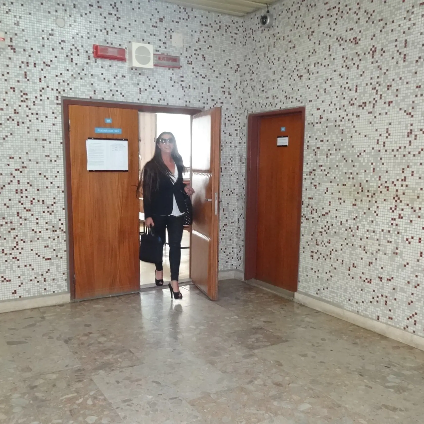 Kabrheľová vyšla zo súdnej siene vysmiata. Pojednávanie odročili na september.