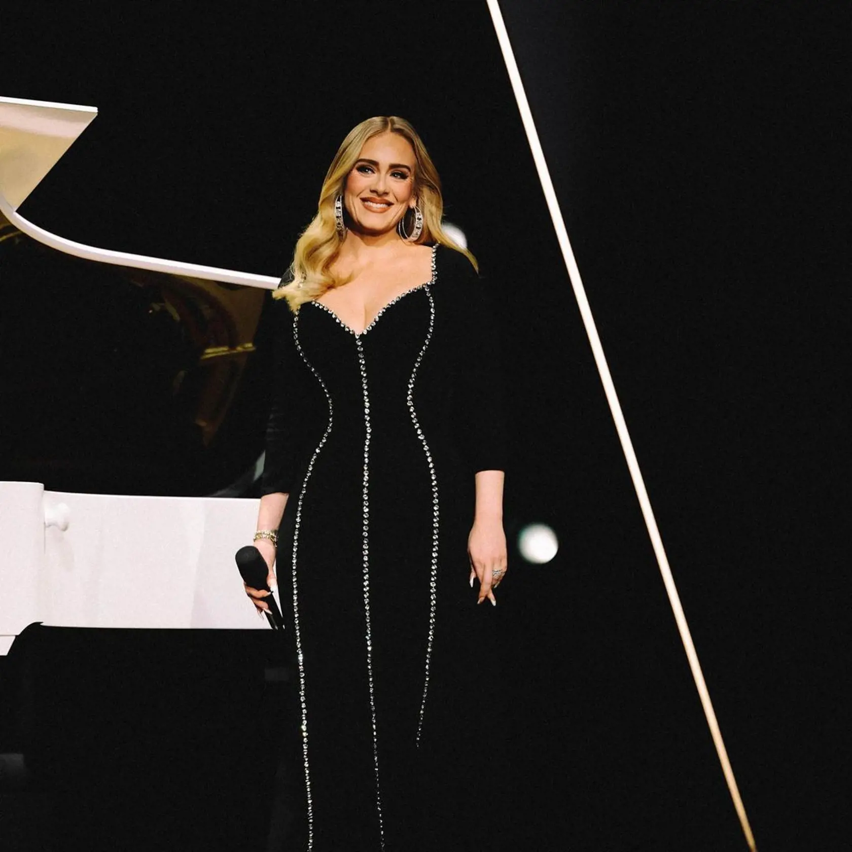 Adele už s prsteňom.