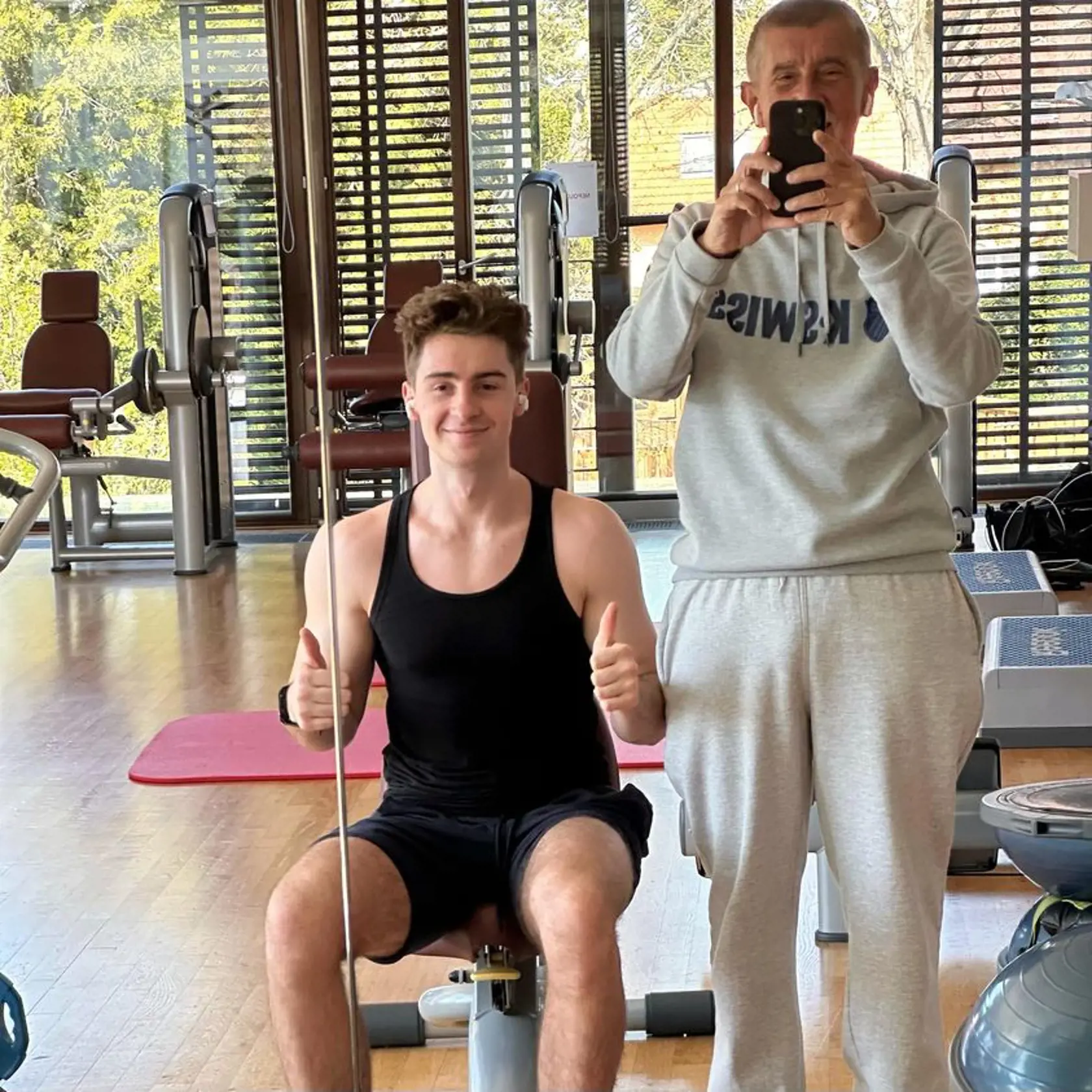 Začiatkom apríla si zacvičil so synom Frederikom.