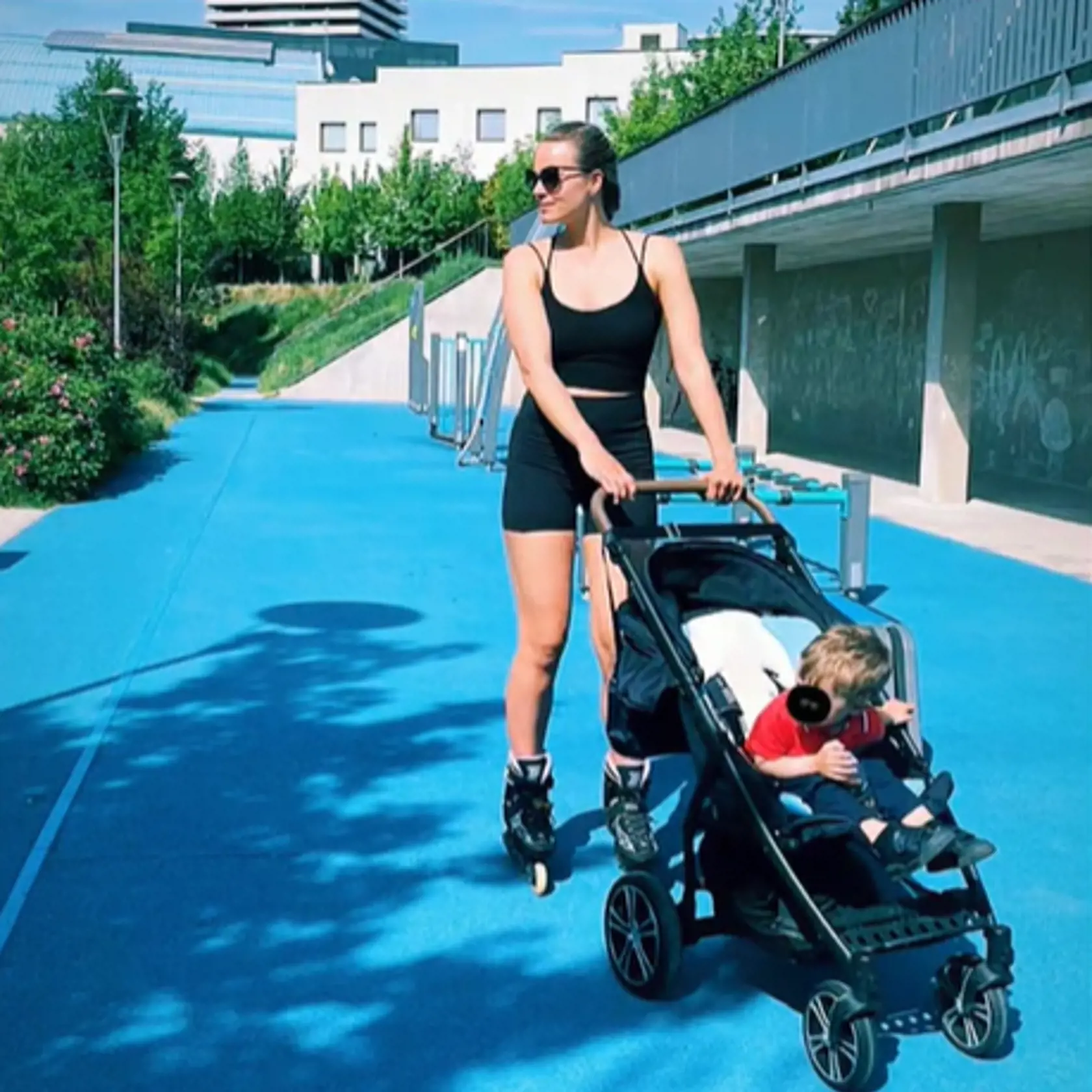 Extenistka Romana Tabák predviedla vyšportovanú postavu. "Športovať sa dá aj s kočíkom. Vyskúšajte cvičiť, pravdepodobne budete lepšou matkou," pripísala Tabák k fotke.