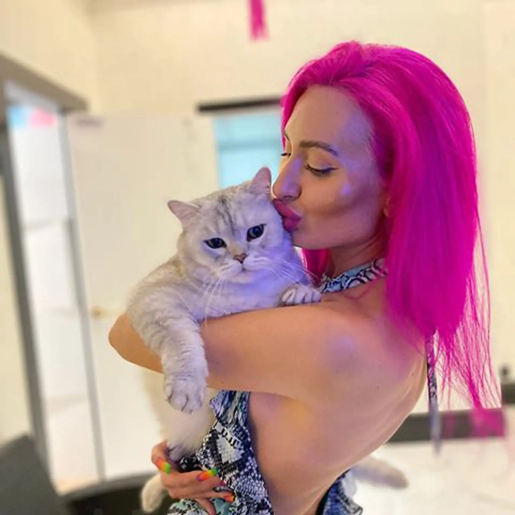 Anastasiia je Instagramová modelka, ktorá sa preslávila svojimi podivnými videami, v ktorých si vpichuje kyselinu hyalurónovú do pier a líc. Jej tvár má už od prirodzenosti poriadne ďaleko. Mnohým skôr však, ako krásnu ženu pripomína extrémnu karikatúru postavičky Jess Rabbit z animovaného filmu.