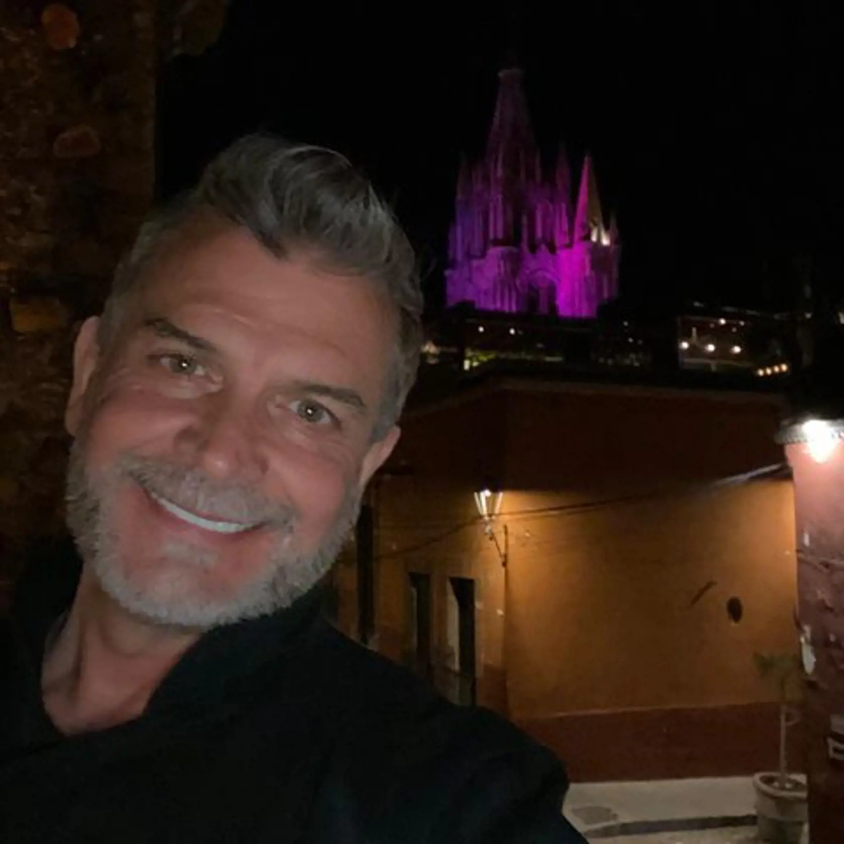 Diego sa zbavil dlhých vlasov a je z neho štýlový šedivý pán v rokoch.