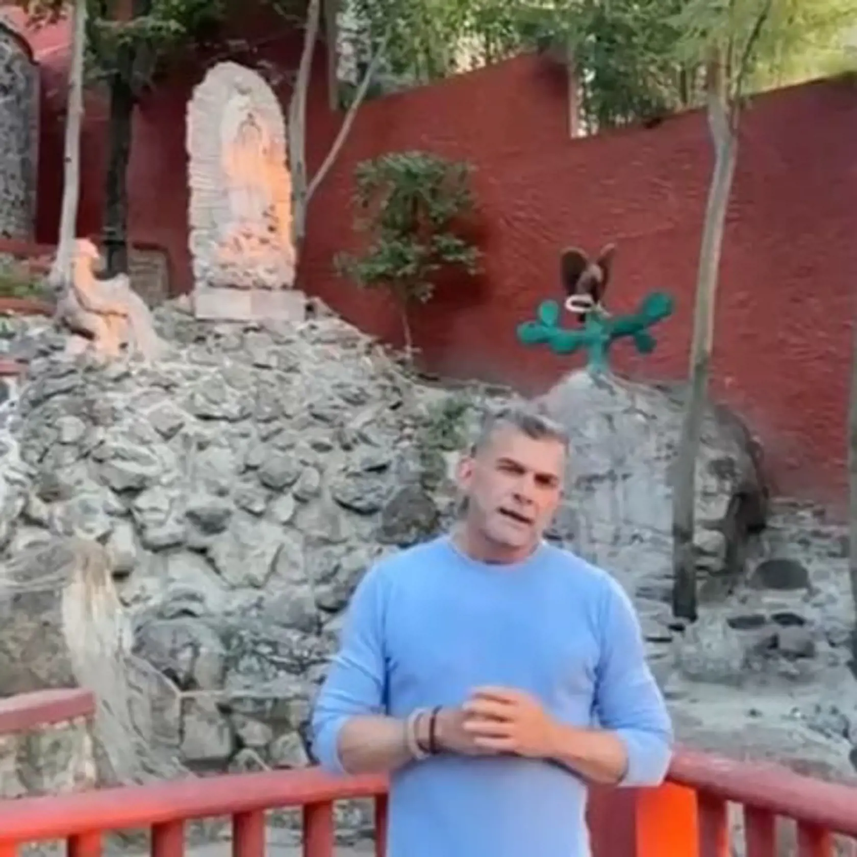 Diego sa zbavil dlhých vlasov a je z neho štýlový šedivý pán v rokoch.