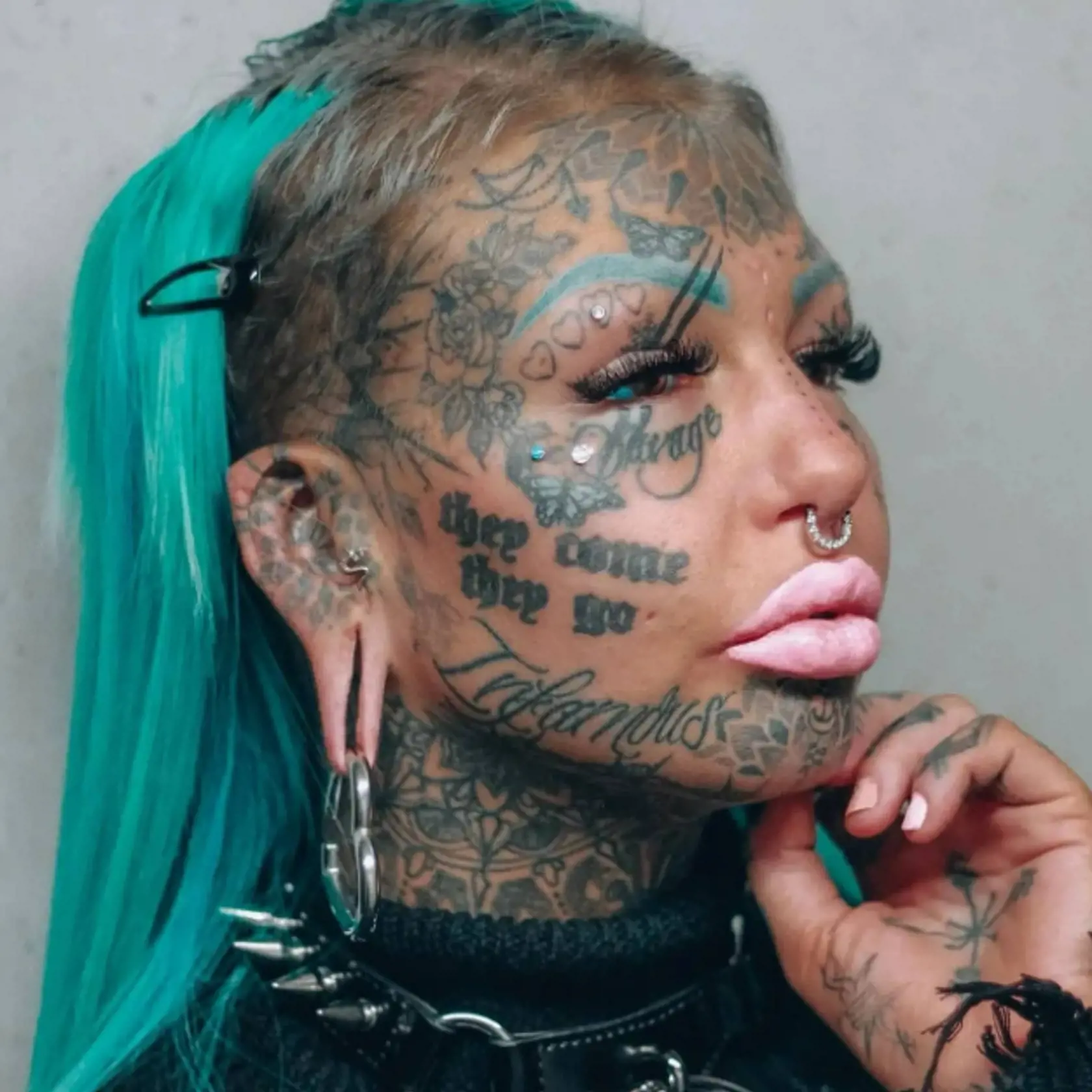 "Ľudia mi hovoria: Prečo by si to znova podstúpila, keď vieš, že to môže byť riziko? Ale v skutočnosti neexistuje žiadne riziko, ak sa to robí správne," povedala v rozhovore Amber prezývaná aj Dračie dievča.