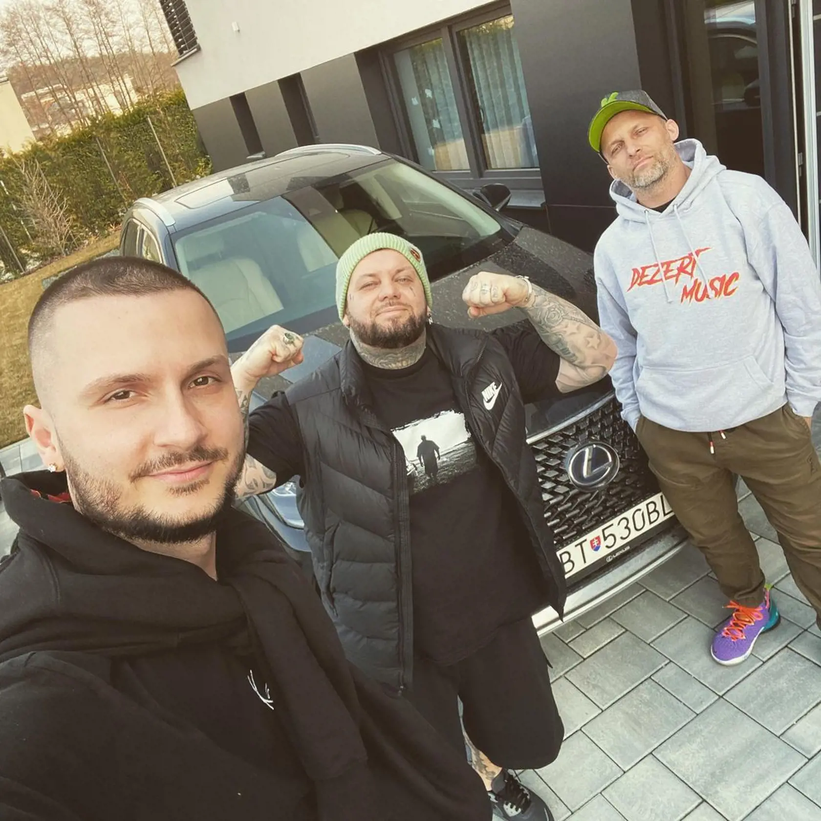 Kali pred domom