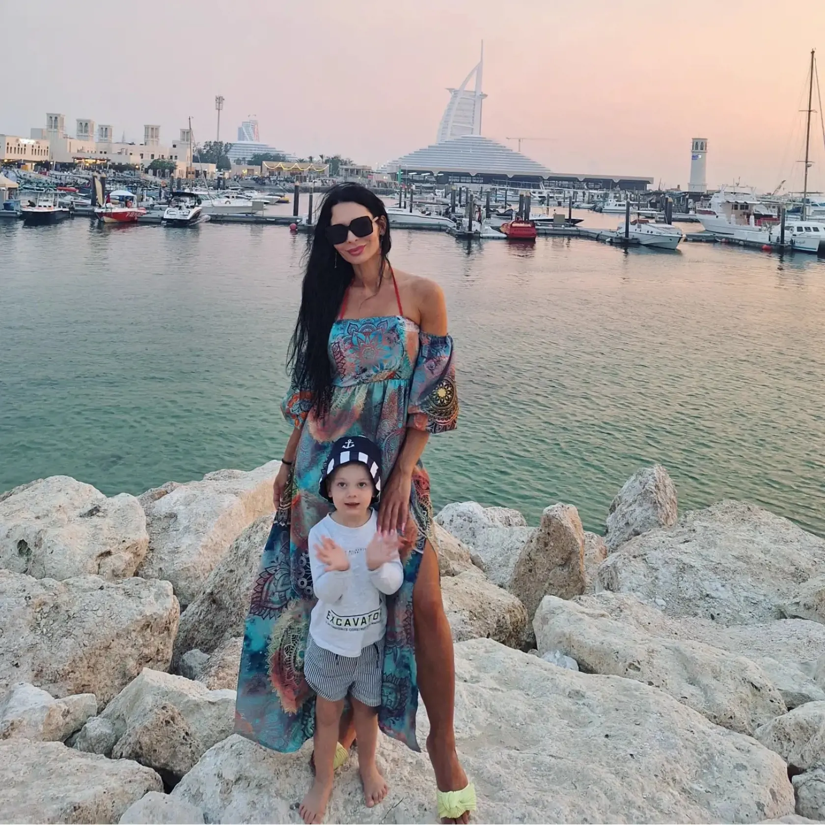 Sexi mamina Mirka Jakubisová sa aktuálne pochválila fotkami z exotického Dubaja, kde odletela spolu so synom Markusom (3), dvomi dcérami z predchádzajúceho vzťahu, a spoločnosť im robil aj predseda parlamentu Kollár.