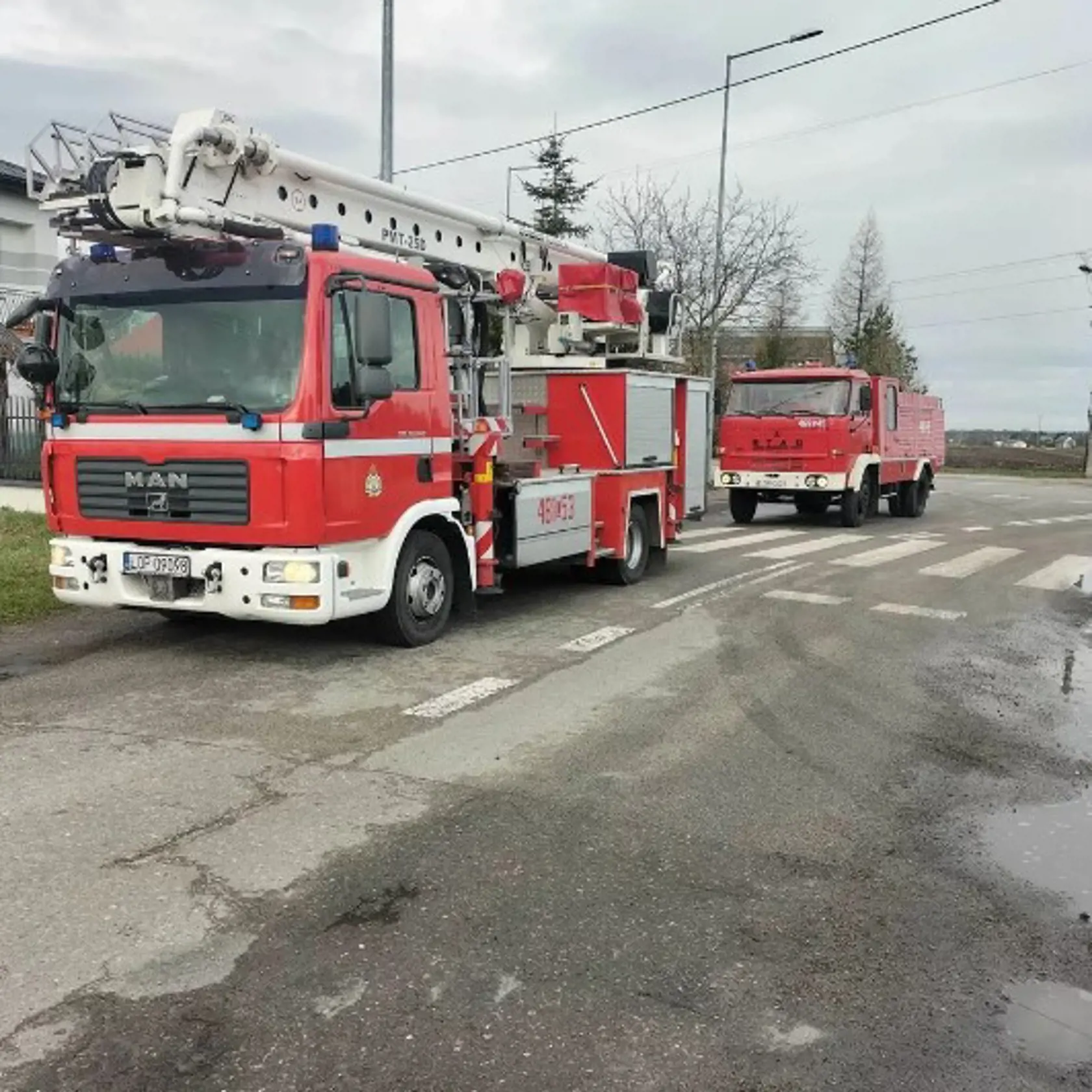 K požiaru rodinného domčeka v obci Trzciniec došlo v nedeľu ráno. Okolo ôsmej hodiny rannej už slávnemu hercovi nebolo pomôcť. Príčina nešťastia zatiaľ nie je známa a prípad sa stále vyšetruje. Oheň sa podľa všetkého rýchlo rozšíril, pohltil skoro celú drevenú chalúpku a starší pán tak bohužiaľ nemal šancu. Na mieste muselo zasahovať asi 30 hasičov.