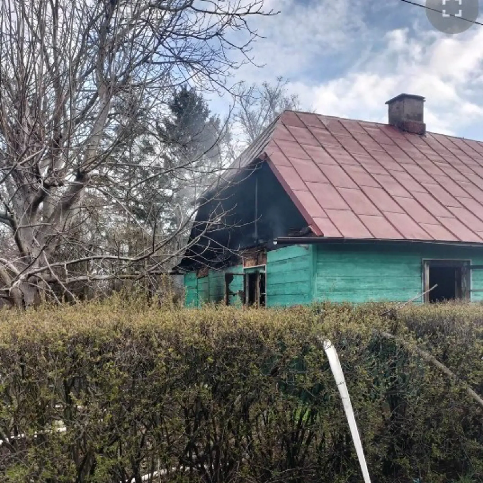 K požiaru rodinného domčeka v obci Trzciniec došlo v nedeľu ráno. Okolo ôsmej hodiny rannej už slávnemu hercovi nebolo pomôcť. Príčina nešťastia zatiaľ nie je známa a prípad sa stále vyšetruje. Oheň sa podľa všetkého rýchlo rozšíril, pohltil skoro celú drevenú chalúpku a starší pán tak bohužiaľ nemal šancu. Na mieste muselo zasahovať asi 30 hasičov.