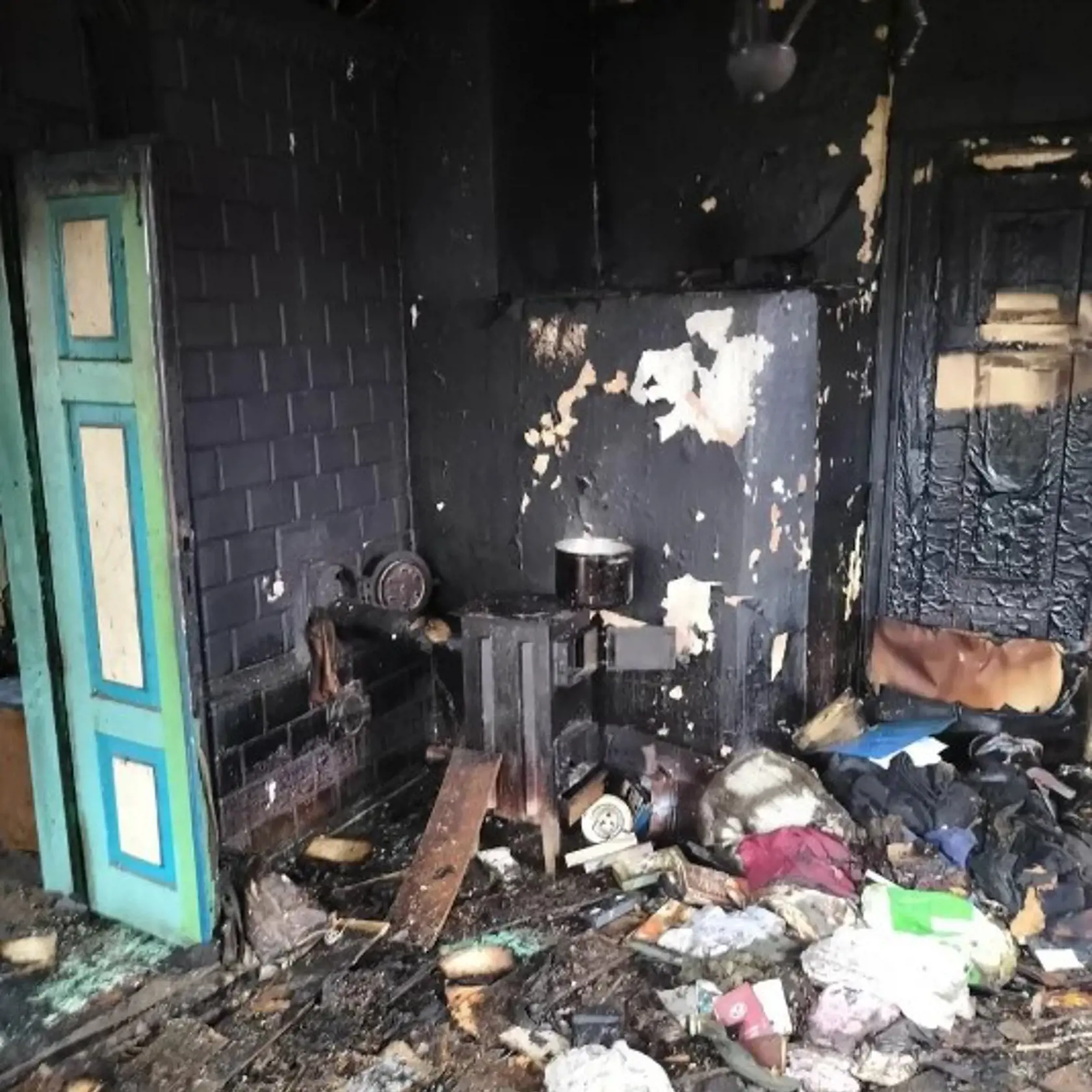 K požiaru rodinného domčeka v obci Trzciniec došlo v nedeľu ráno. Okolo ôsmej hodiny rannej už slávnemu hercovi nebolo pomôcť. Príčina nešťastia zatiaľ nie je známa a prípad sa stále vyšetruje. Oheň sa podľa všetkého rýchlo rozšíril, pohltil skoro celú drevenú chalúpku a starší pán tak bohužiaľ nemal šancu. Na mieste muselo zasahovať asi 30 hasičov.