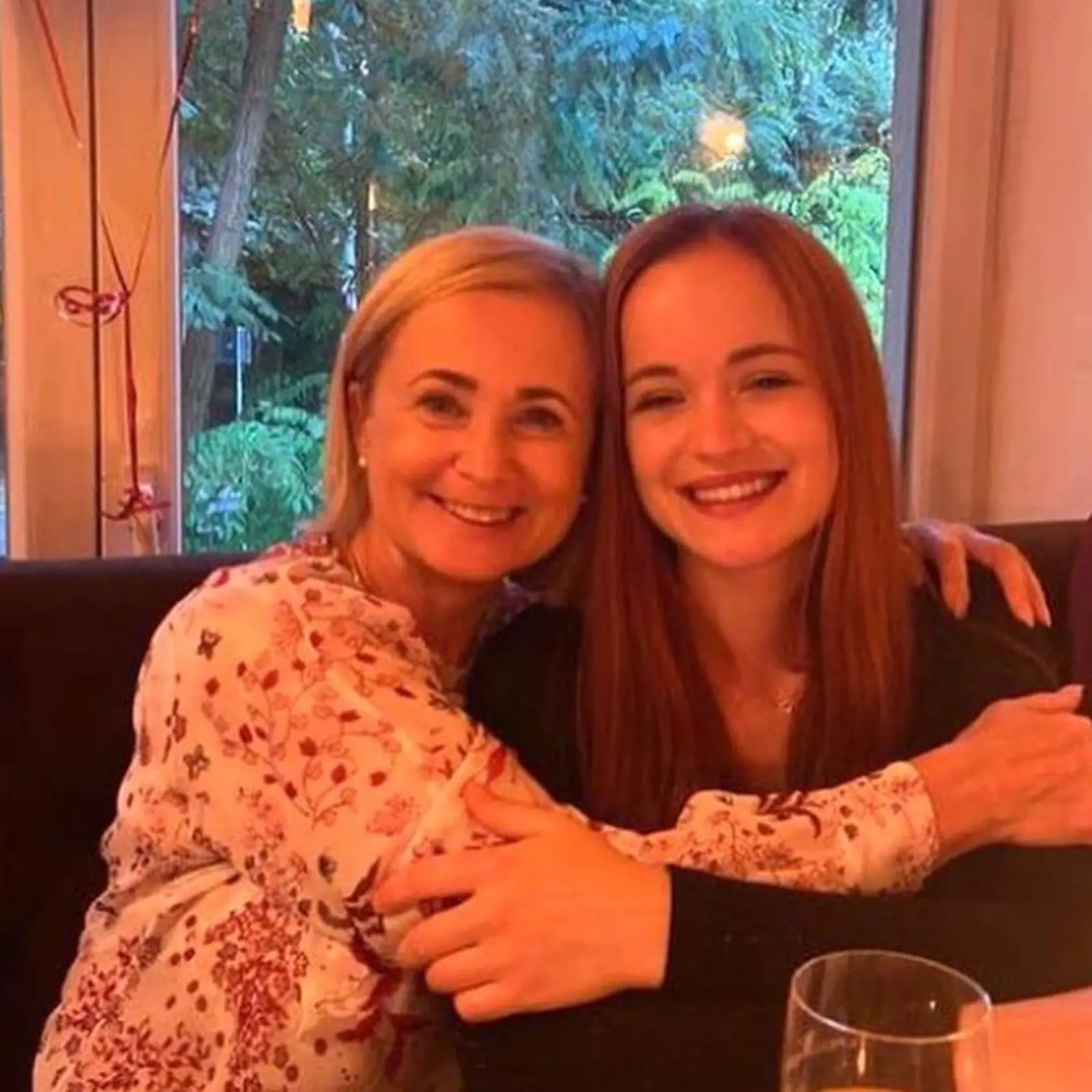 Jana Nagyová (62) bola v mladosti kočka, ale jej najmladšia dcéra je vari ešte krajšia ako jej slávna mama zamladi. Sophie Emma oslávila 20. narodeniny.