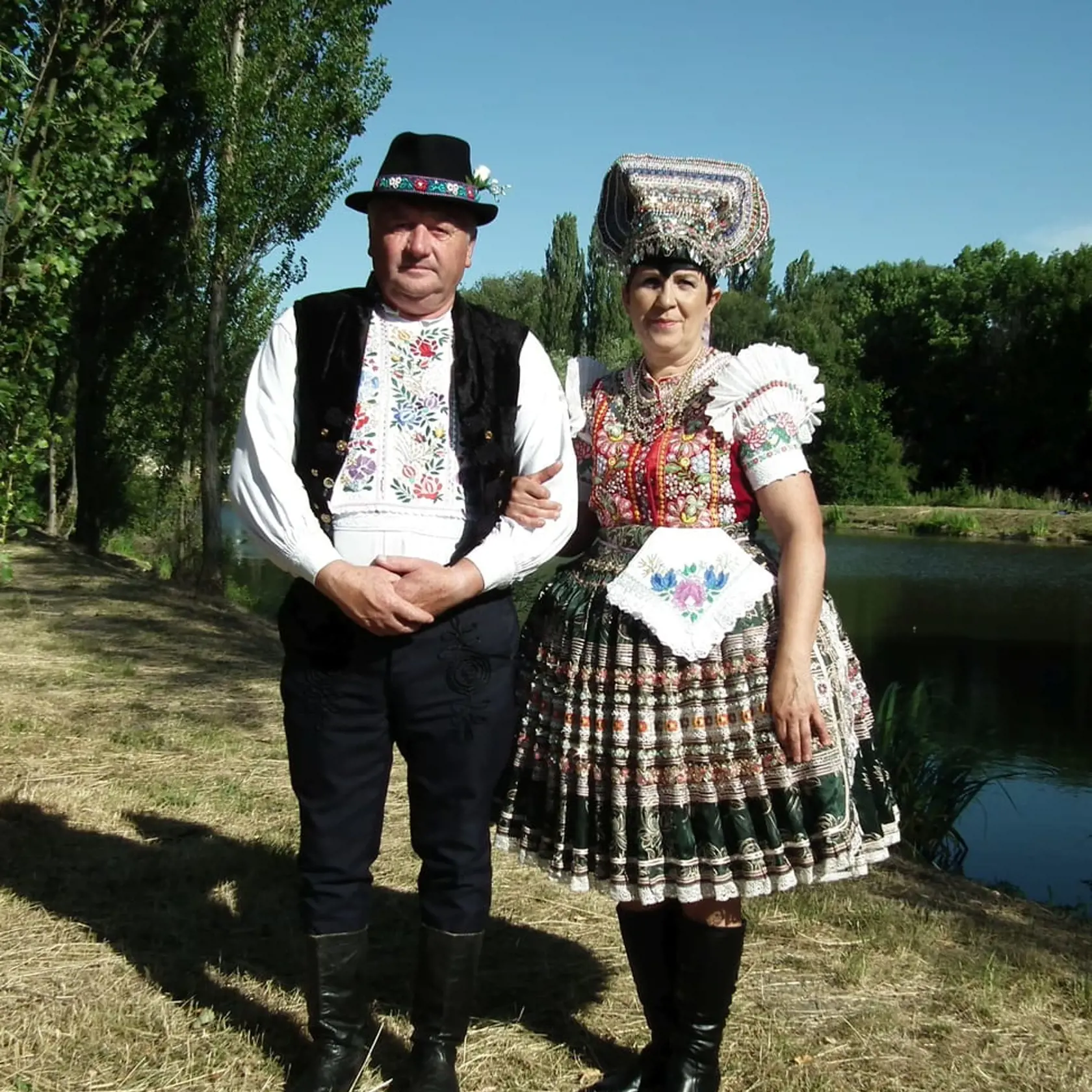 Keď mladej neveste dali dole vienok dostala rohatý čepiec. Nosila ho zhruba do tridsiatky, ale len na tancovačky a do kostola. K nemu si obliekla krásny kroj. Mužský slávnostný odev sa nosil na sviatky a do kostola. „Takéto kroje sa nosili v päťdesiatych rokoch,“ doplnili manželia Mária a Štefan Šeboví.