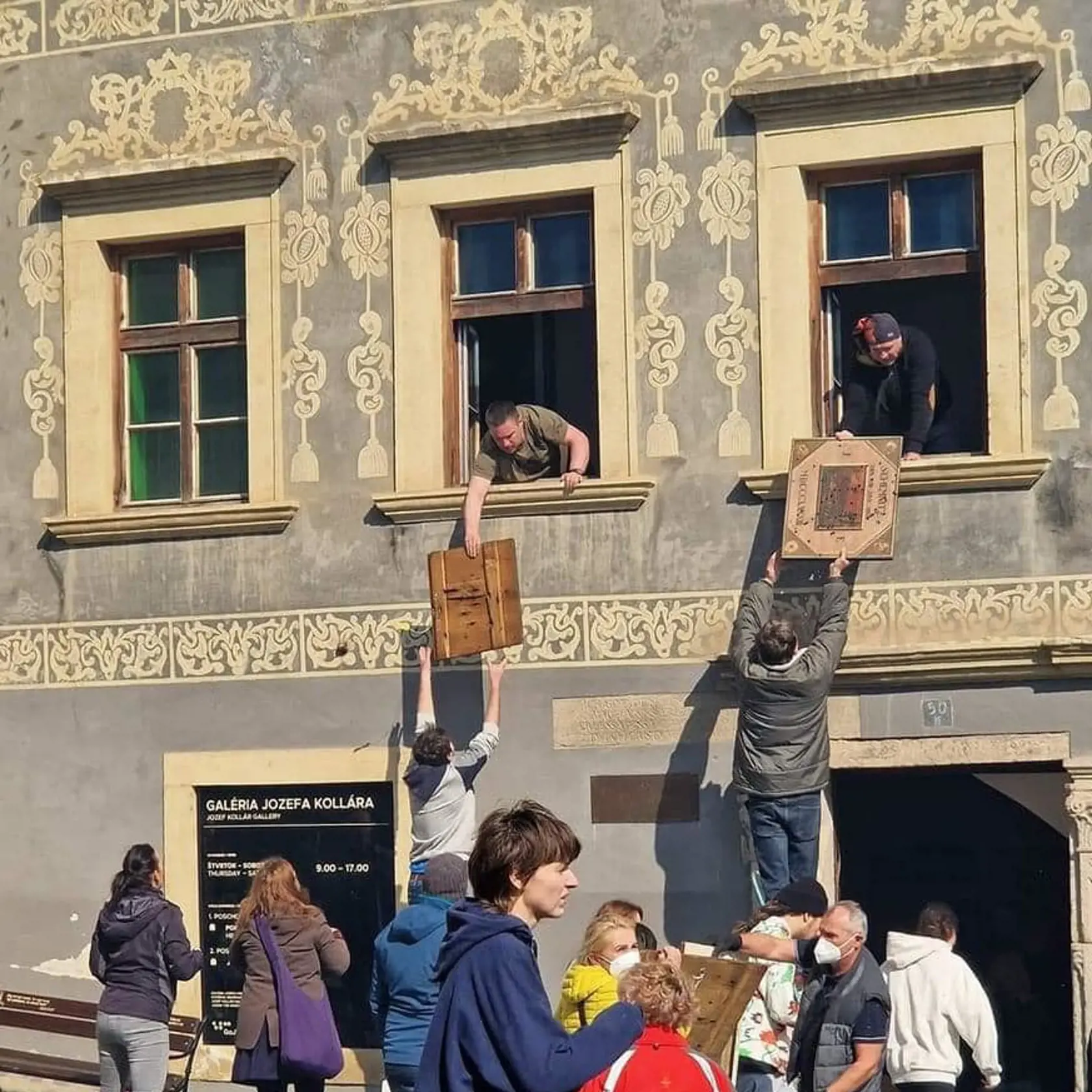 Pri požiari v centre Banskej Štiavnice rýchlo zachraňovali expozície múzea aj galérie.