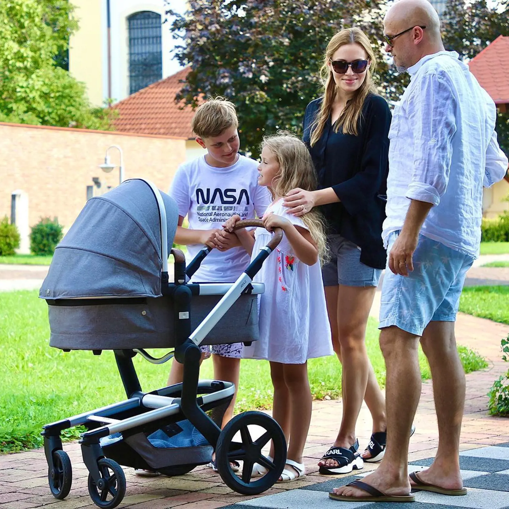 O kočíkovanie sa naťahujú Hugo aj Zoe. Manželia Mária a Maroš sa tak počas prechádzky môžu držať za ruky.