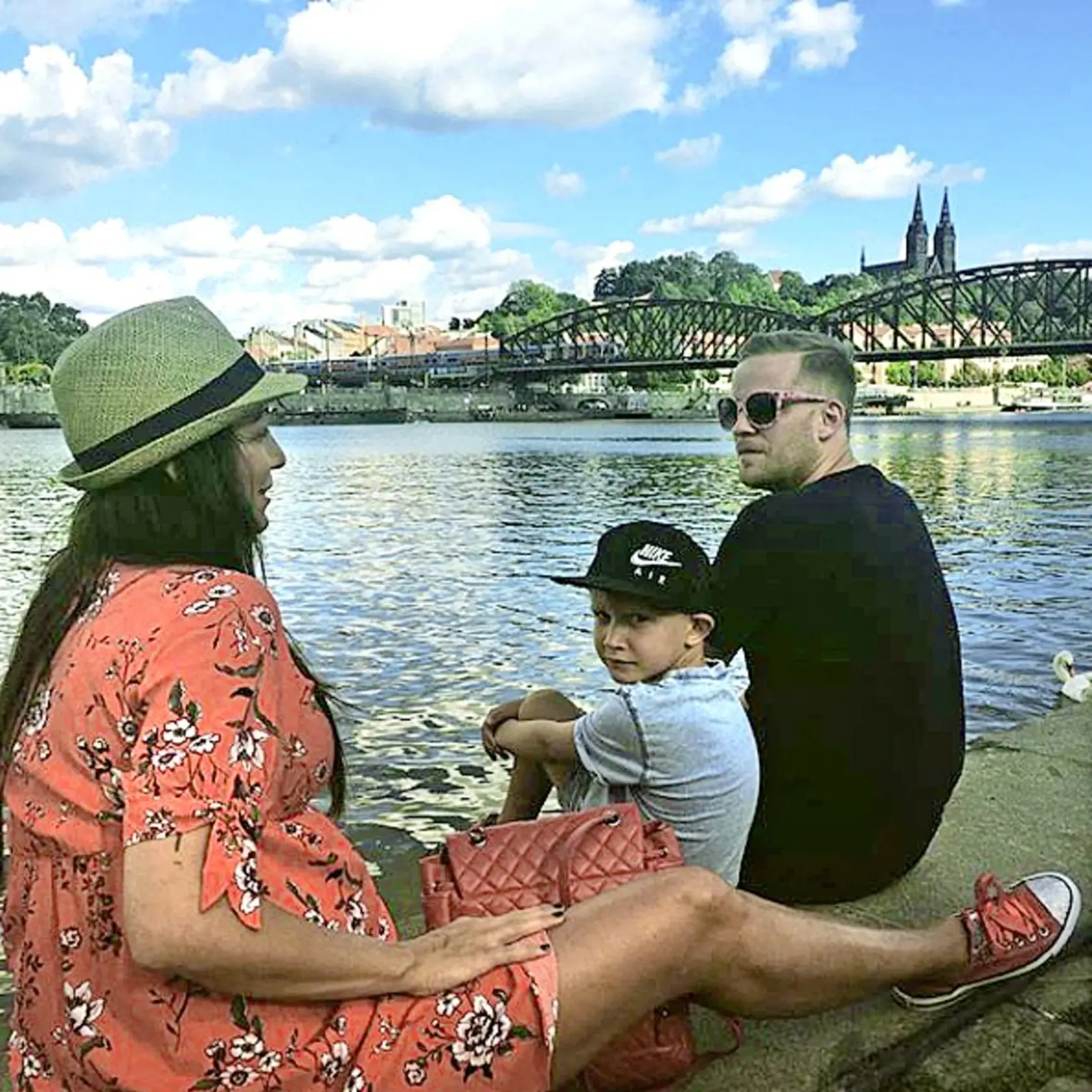 Šesťročného Kryšpína, Agátinho syna, miluje a užíva si jeho spoločnosť. 