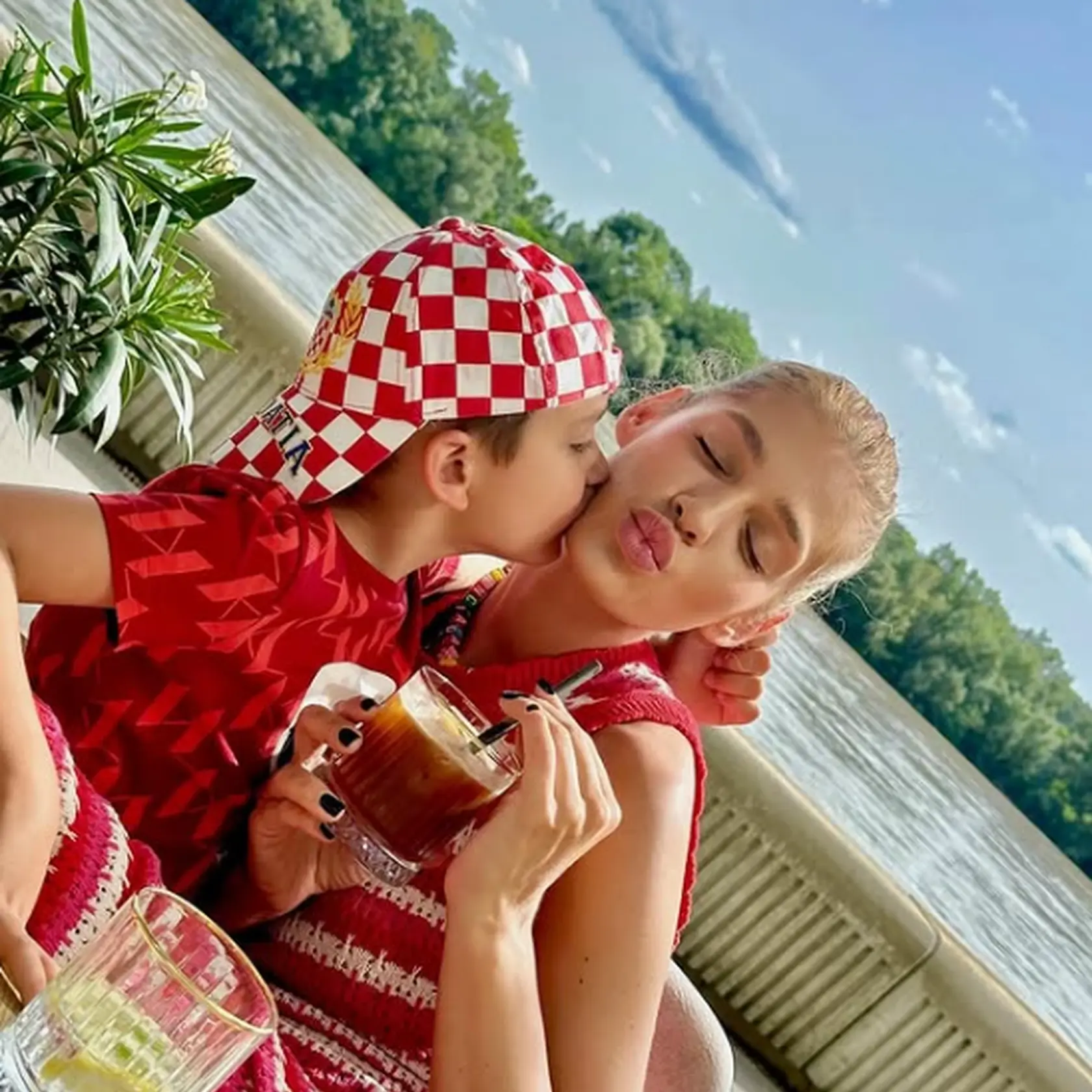 Jún 2024: Jasmina Alagič so synom Sanelom.