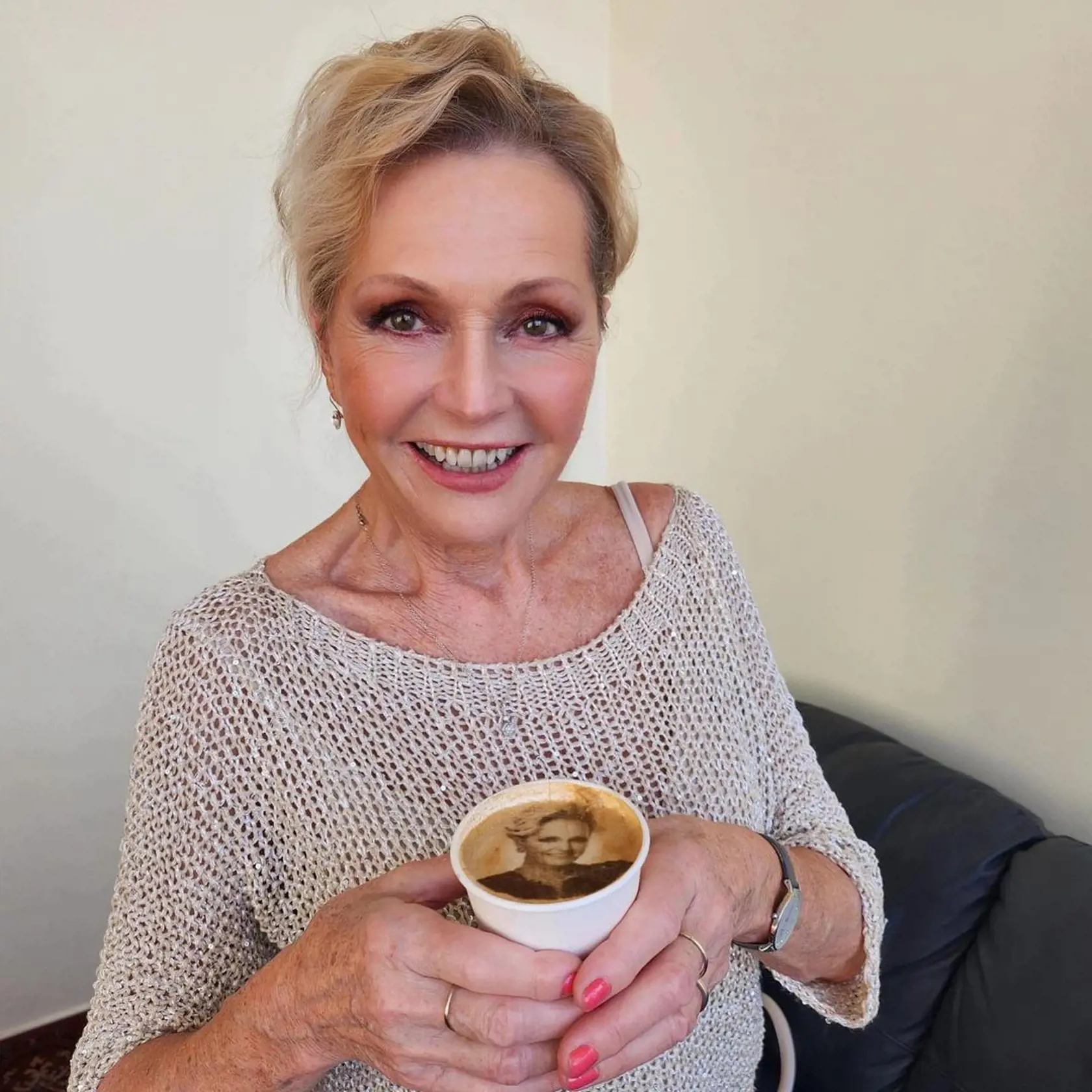 "Nikdy mě nenapadlo, že by moje hlava mohla plavat v kávě.😄A musím uznat, že byla výborná.☕️👍" napísala speváčka k fotke s unikátnou kávou.