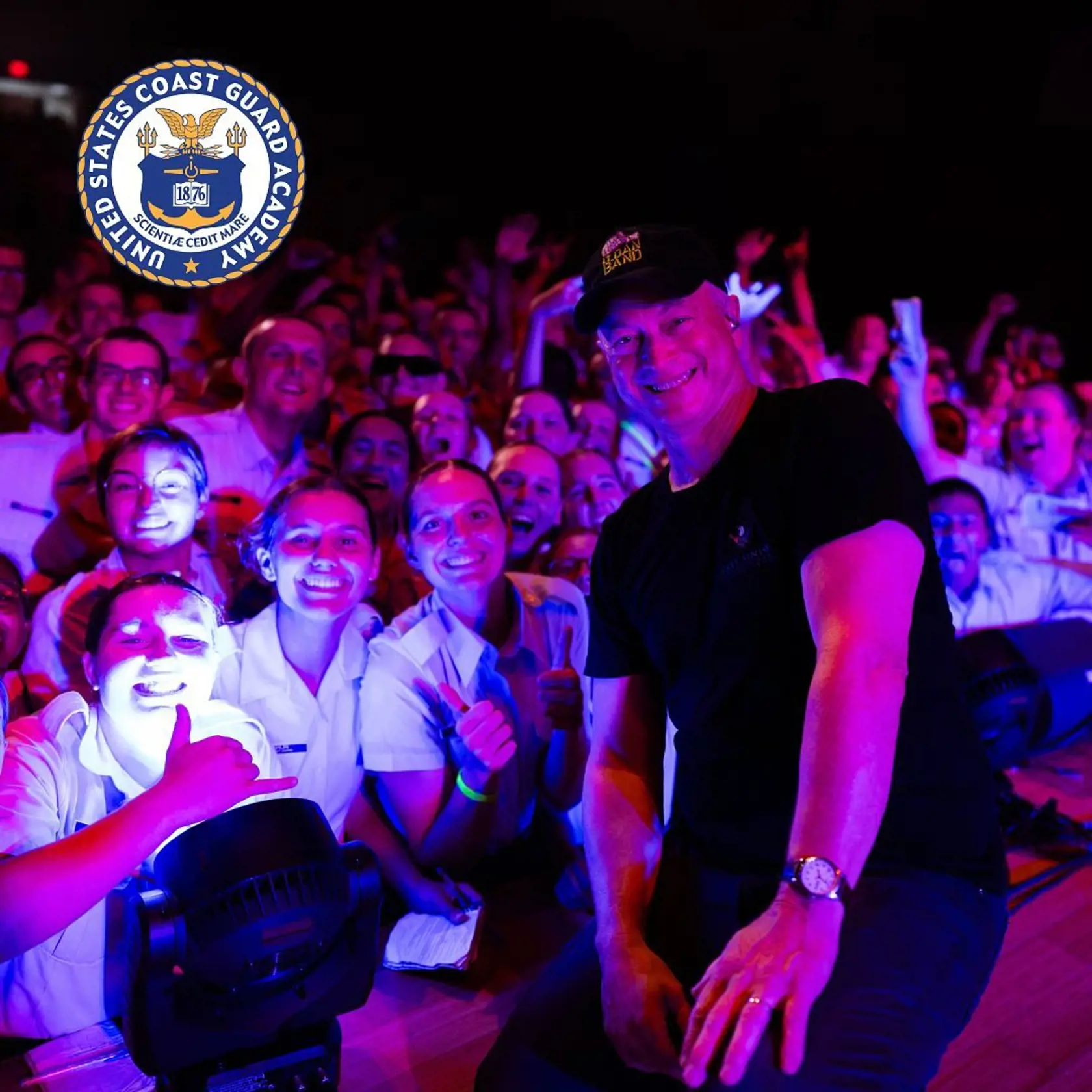 Herec Gary Sinise je tiež nadaným hudobníkom. So skupinou Lt. Dan Band, pomenovanej podľa poručíka Dana z Forresta Gumpa, hráva na vojenských základniach. 