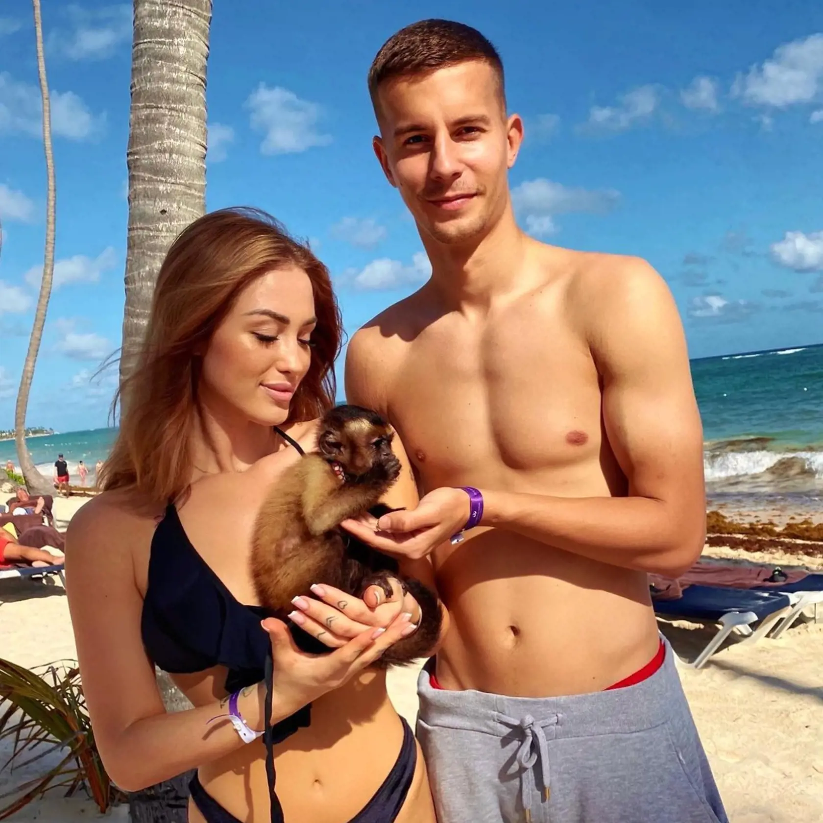Treba uznať, že to nášmu futbalistovi Šatkovi a jeho priateľke Aless Capparelli spolu pristane.