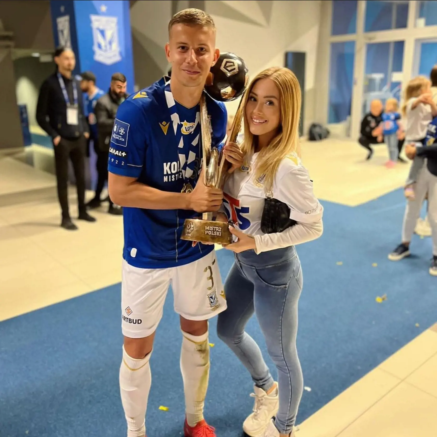Svojho partnera totiž napriek nabitému kalendáru pravidelne chodí podporovať do jeho klubu Lech Poznaň, ale aj počas asociačných termínov.