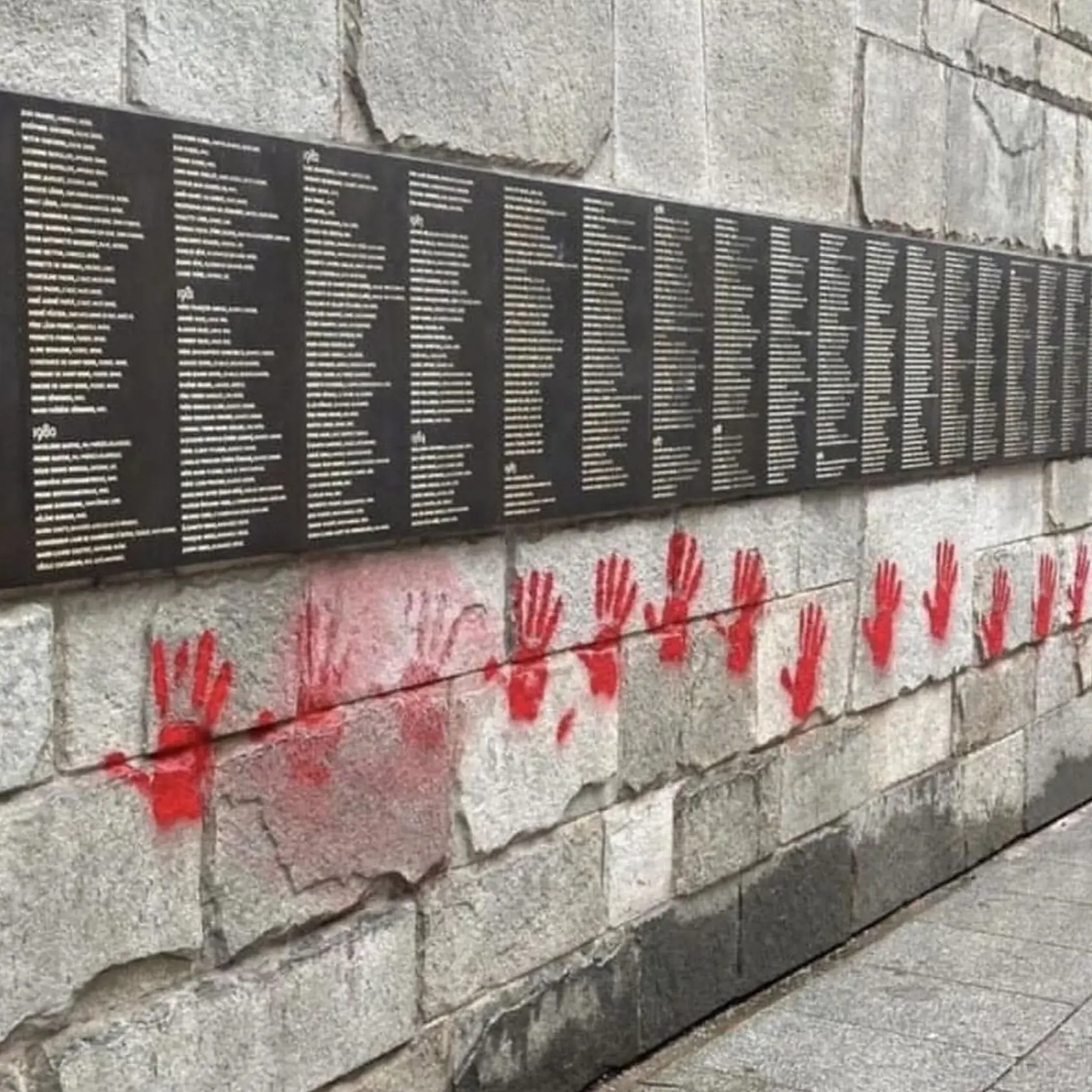Na pamätníku holokaustu v Paríži sa objavili červené ruky.