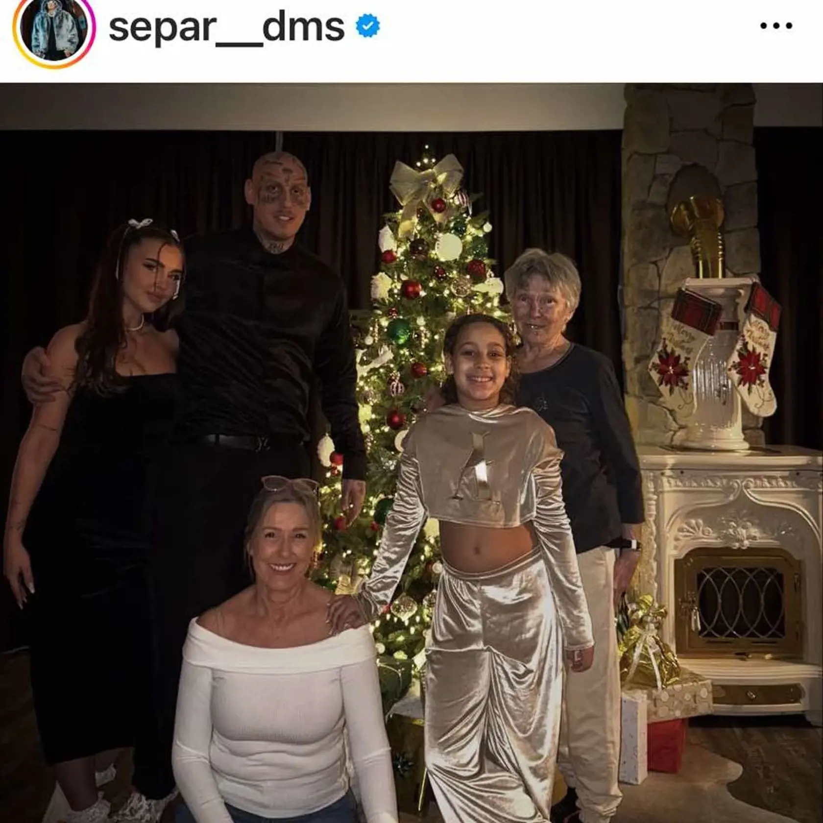 Vianoce celebrít: Na snímke raper Separ s mamou, babkou, partnerkou Teri a dcérou Aničkou (vpravo). 