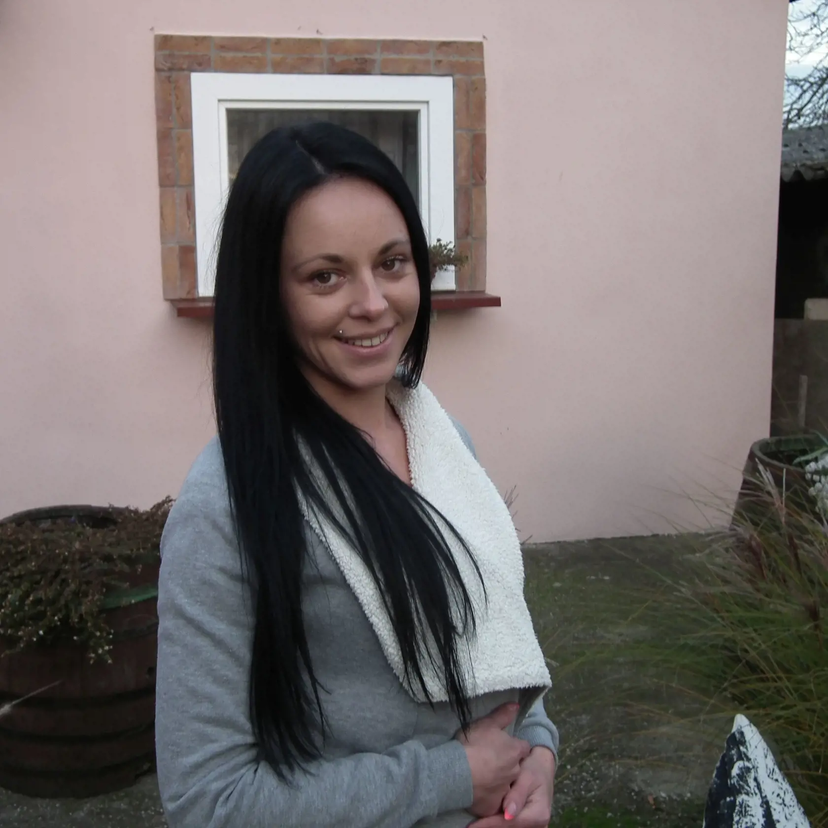 Patrícia, (30), čašníčka, Veľký Kýr: Keď som vonku tak nosím rozpustené vlasy, doma si ich stihnem gumičkou. S farbou neexperimentujem, pretože najradšej mám svoju prirodzenú, teda čiernu.
HODNOTENIE HANY: Má krásne tmavé vlasy, ktoré jej veľmi pristanú k snedej pleti. U nej by som však zvolila výraznejší make-up, aby podčiarkla svoj sexepíl.
