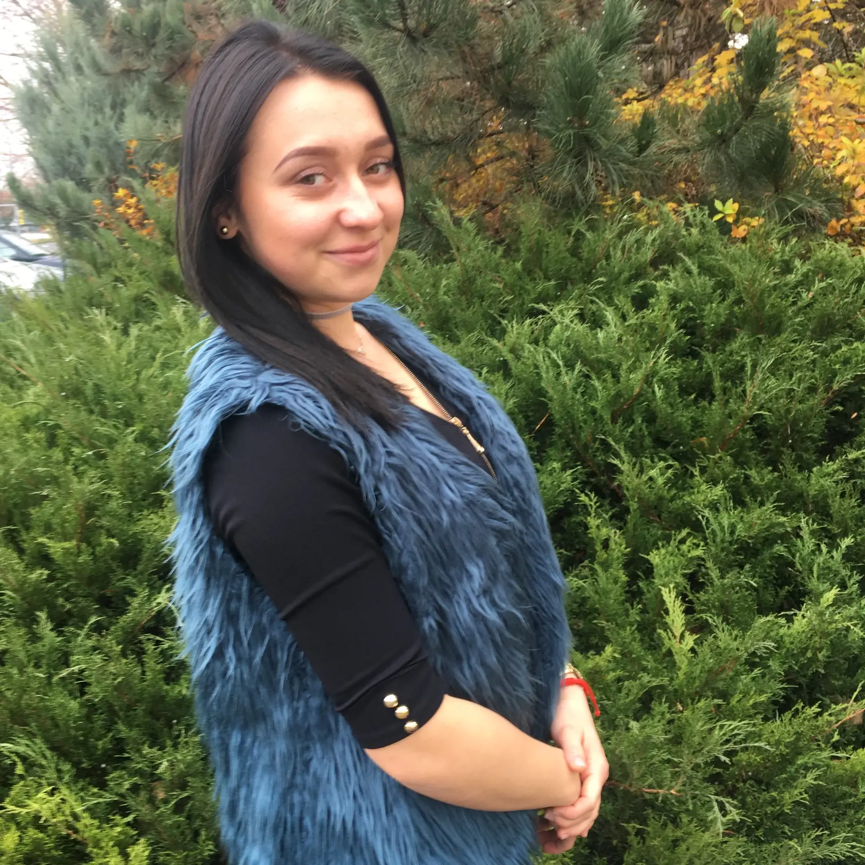 Patrícia (20), kaderníčka, Hlohovec: Najradšej mám voľné vlasy, ktoré mi ale pri práci nezavadzajú. Nosím iba čierne, lebo táto farba sa mi na nich páči najviac, a navyše je moja prirodzená.
HODNOTENIE HANY: U nej vyniknú jej krásne oči, len tmava farba vlasov ju máličko zostaršuje. Trochu by som zosvetlila končeky, nejakým ombre alebo balayage.