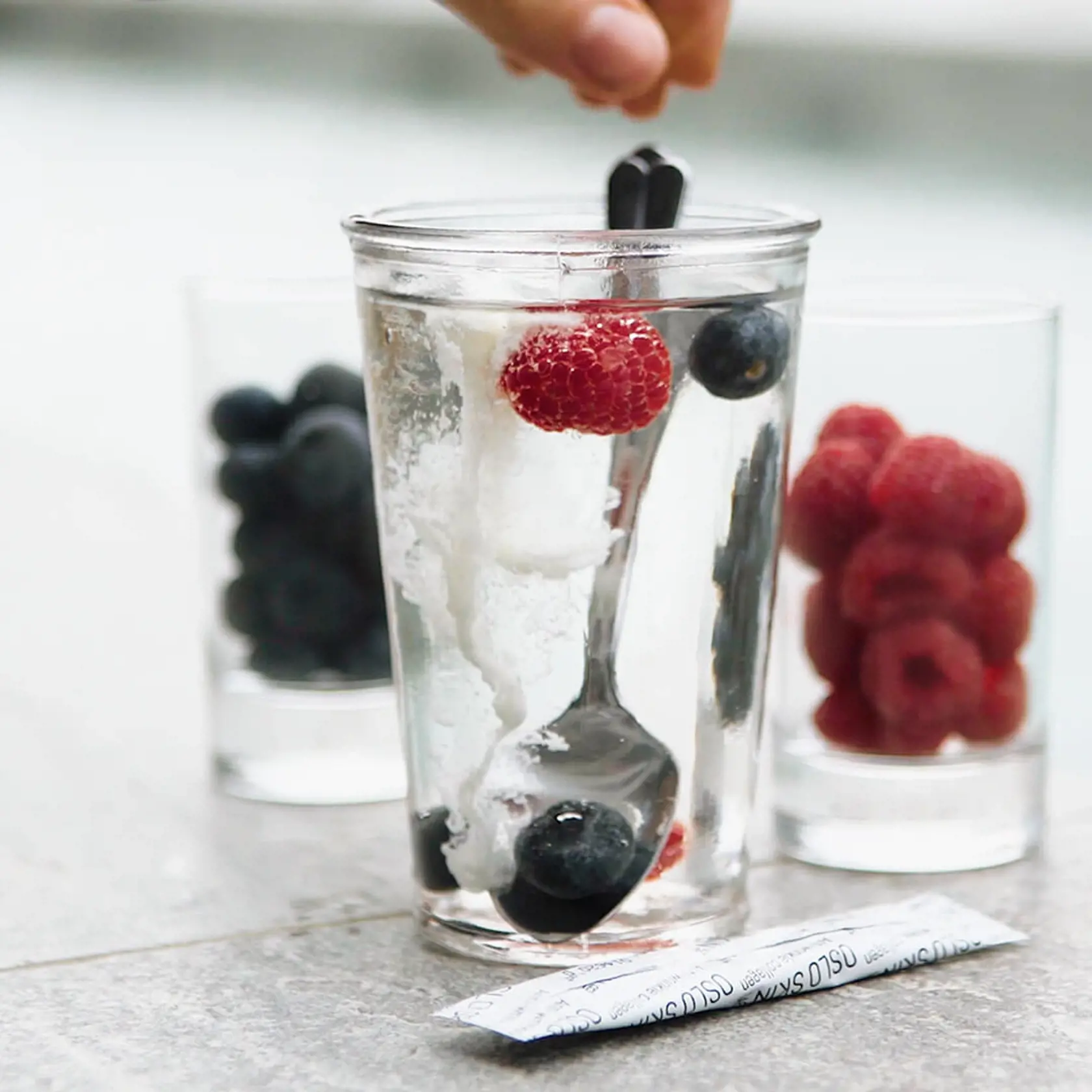 Bobule: Jahody, čučoriedky, maliny a černice sú plné antioxidantov a vitamínu C, ktoré podporujú tvorbu kolagénu a zdravie kĺbov.