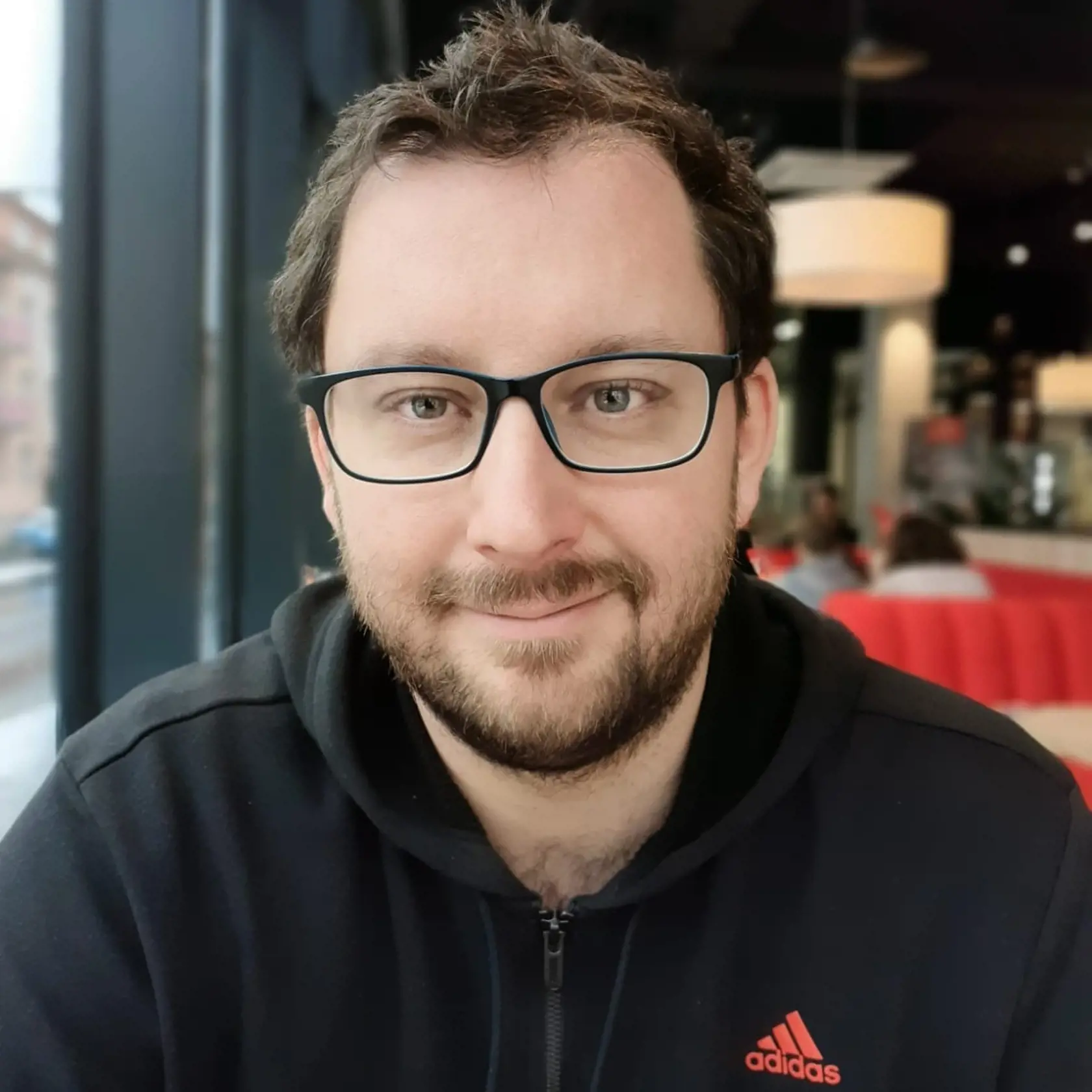„Od marca sa prizerám, ako hlboko a hrozne upadlo podnikanie ľudí, aké ekonomické straty zaznamenali a ako sa ich tieto nezákonné opatrenia dotkli. To sú majitelia a nehovoriac o úpadku zamestnancov a prepúšťaní. Videl som na vlastné oči prevádzky s 25 zamestnancami, ktoré mali naraz cez leto 8 zamestnancov, v dôsledku neprimeraných a nezákonných opatrení,“ povedal Heredoš.