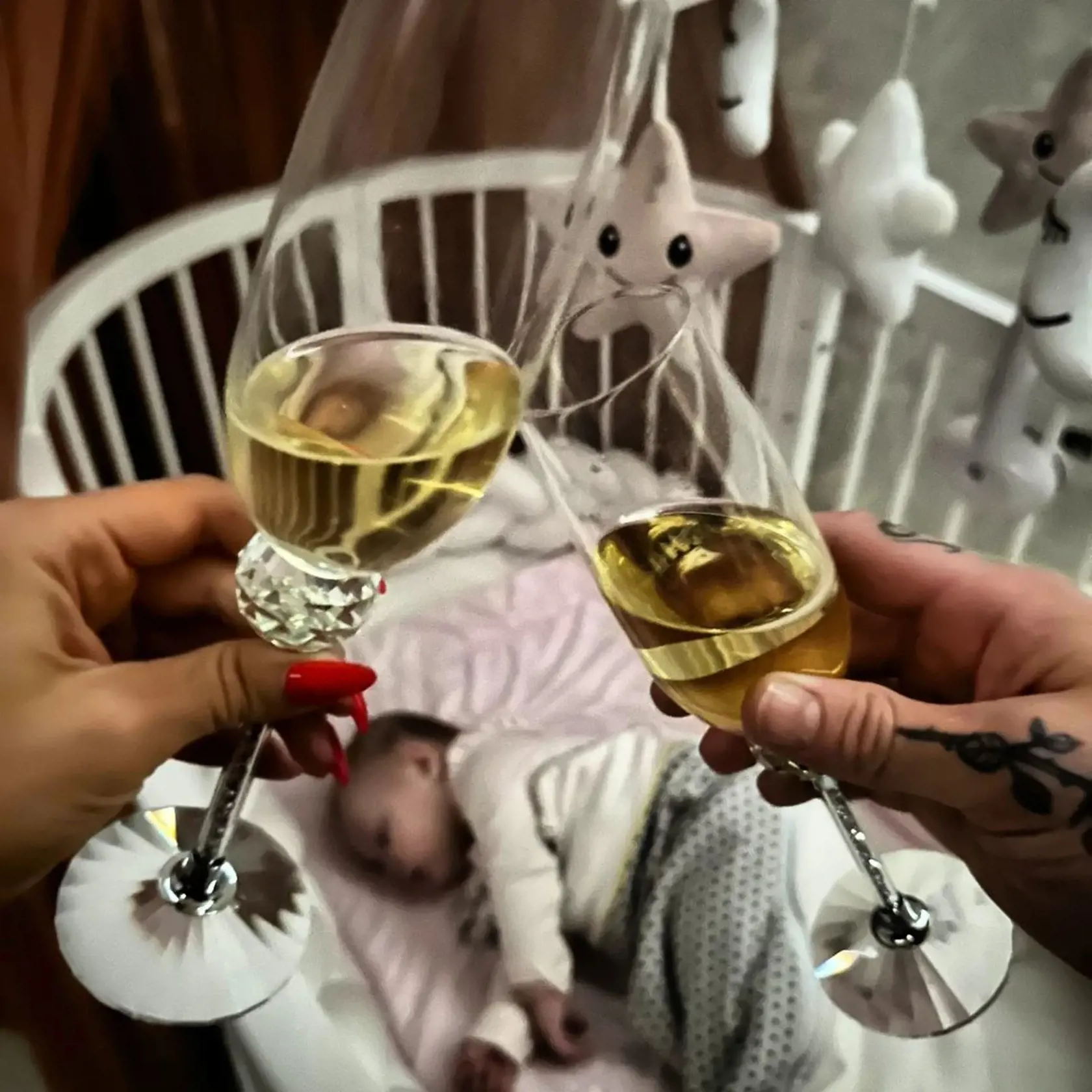 Dvojica oslávila Silvester doma nad postieľkou ich dcérky.
