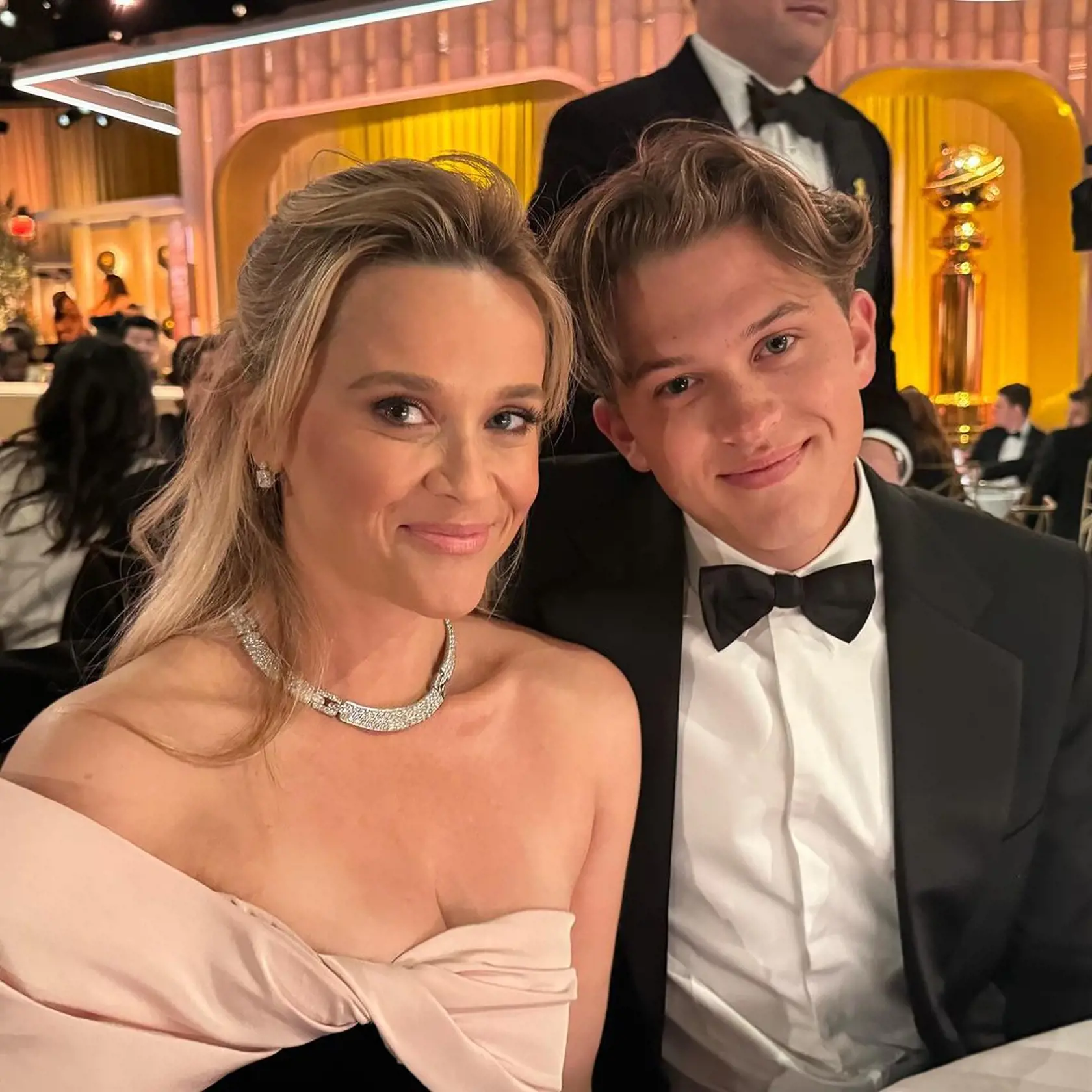 Reese Witherspoon sa vlani rozišla so svojím druhým manželom, producentom Jimom Tothom. Spoločnosť na Zlatých Glóbusoch jej robil 20-ročný syn Deacon, ktorého má s hercom Ryanom Phillippem.