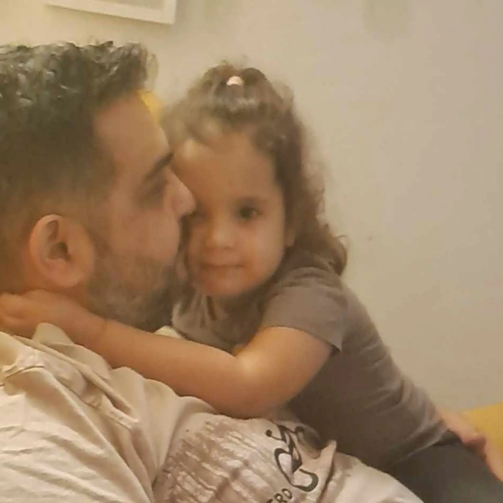 Adam s Helenou boli spolu 14 rokov. Pred tromi rokmi do ich života vstúpila 3-ročná dcérka Emma Zara, ktorá už bude vyrastať bez svojho tatina.