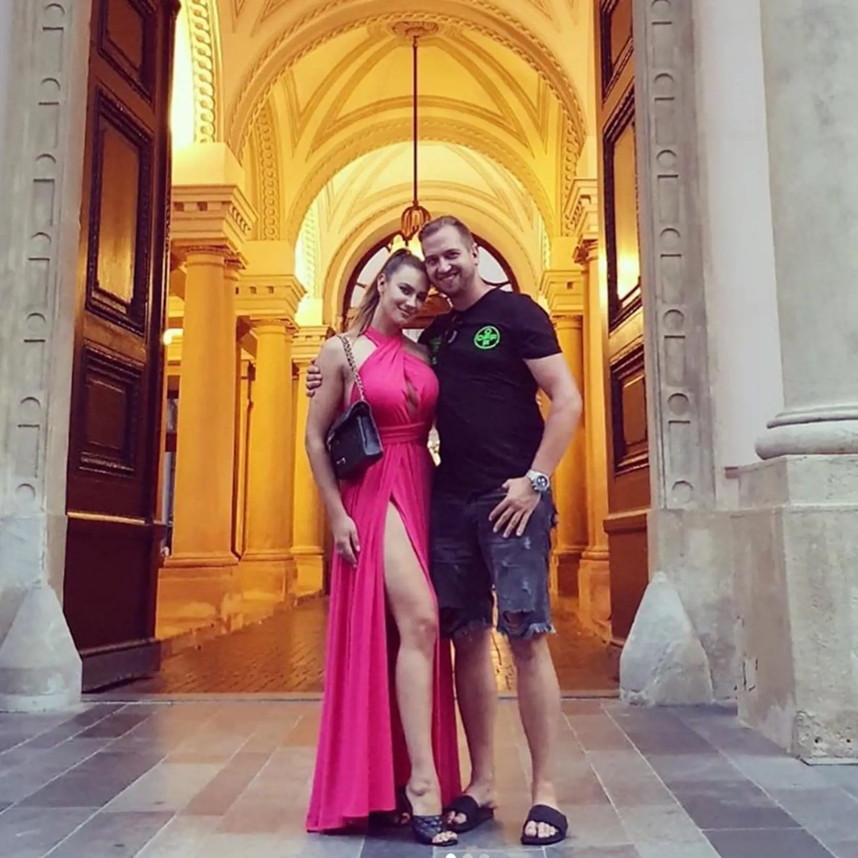 Samo Tomeček a jeho vyvolená Sophie. Zamilovane a šťastne. Tak obaja pôsobia. Čoskoro budú manželmi. Samo k fotke napísala: ,,Predmanželske rande...❤️."