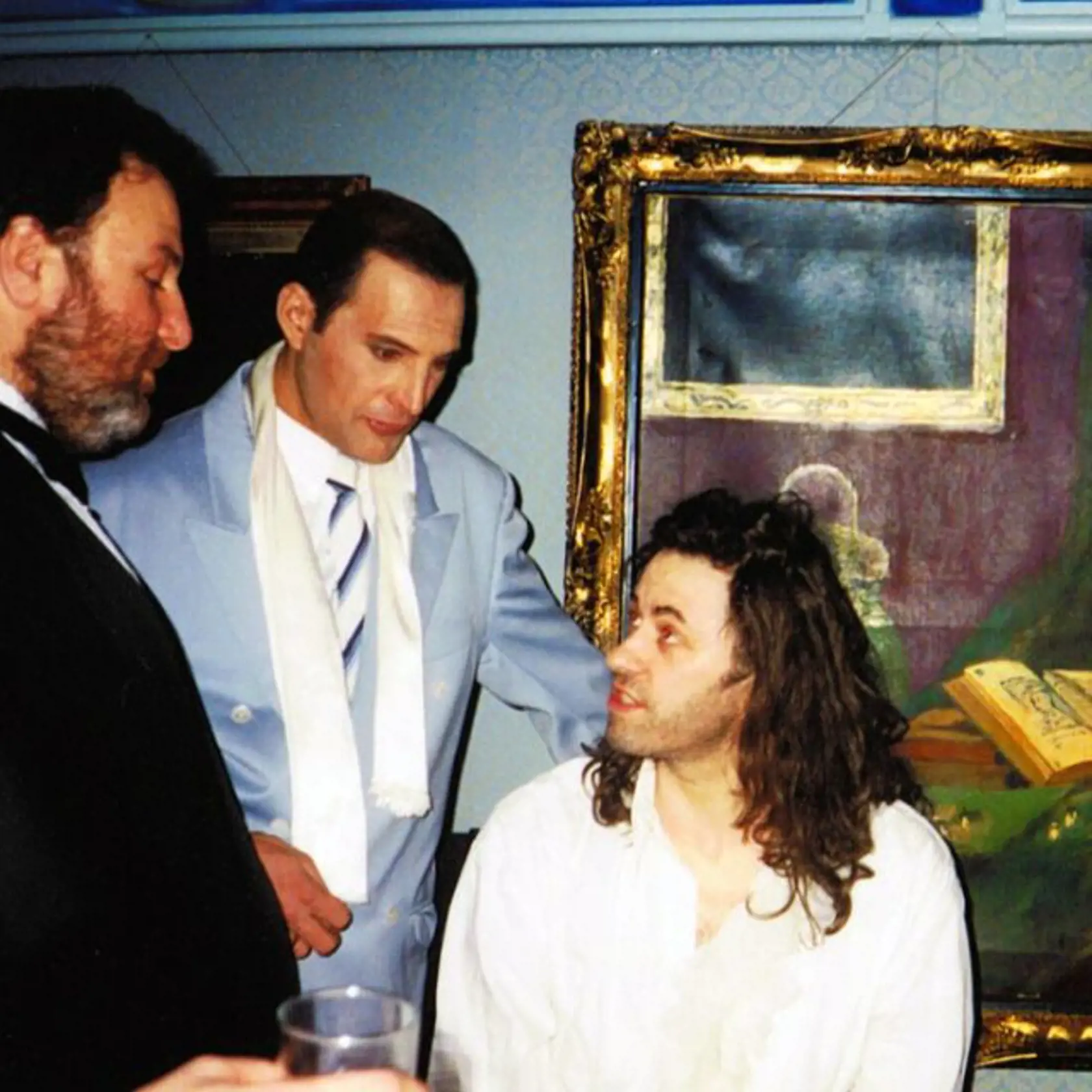 Spevák Queen Freddie Mercury a manažér Gerry Stickells, vľavo a spevák Bob Geldof.