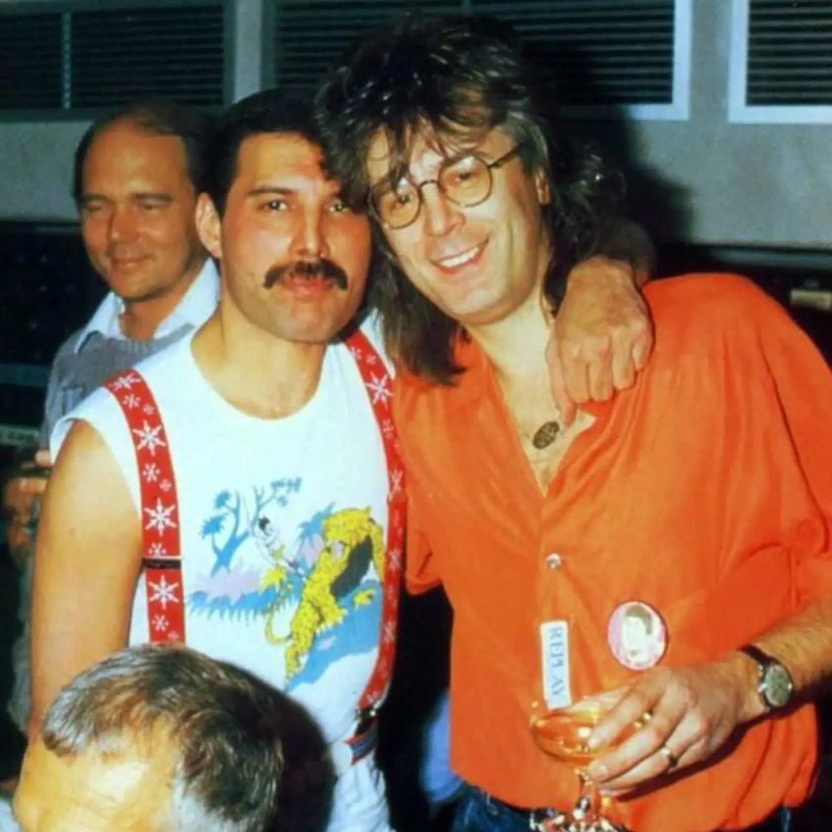 Spevák Queen Freddie Mercury a hudobný producent Reinhold Mack.