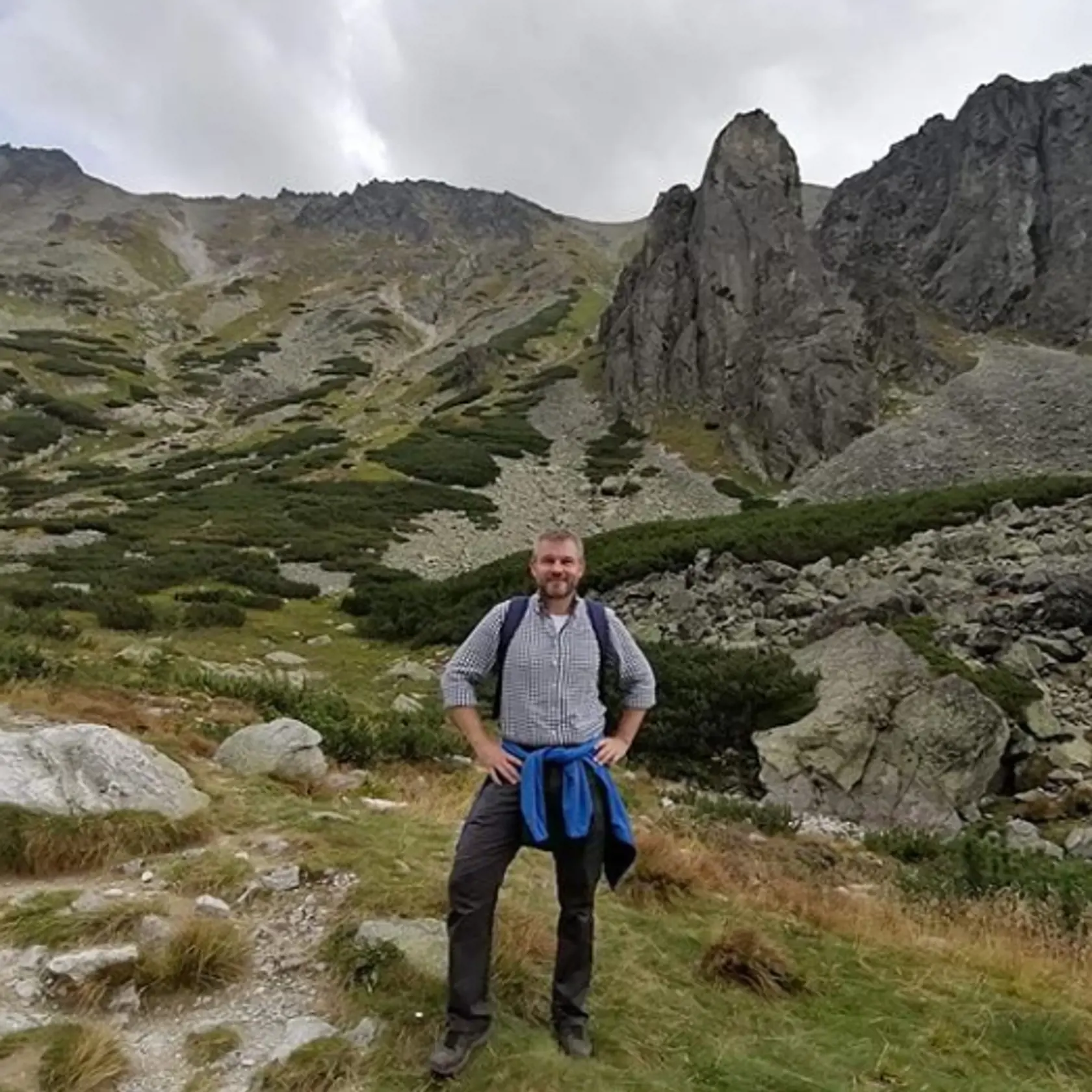 Neformálne oblečený poslanec Peter Pellegrini