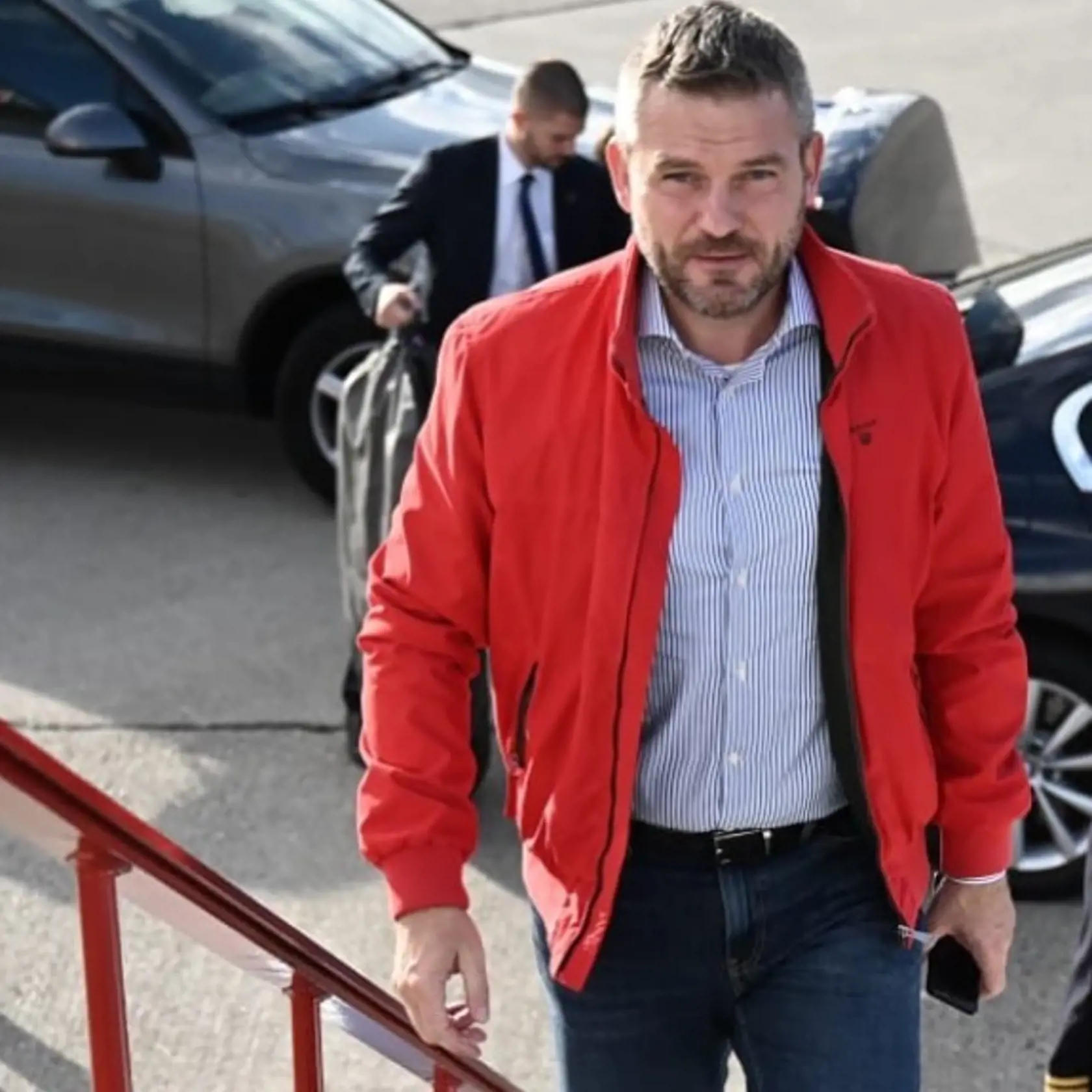 Neformálne oblečený poslanec Peter Pellegrini