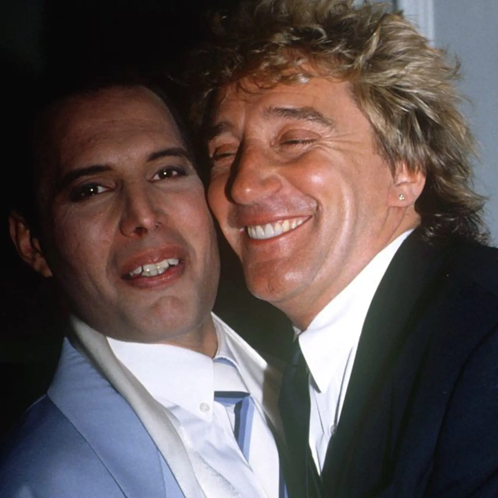 Spevák Queen Freddie Mercury a spevák Rod Stewart.