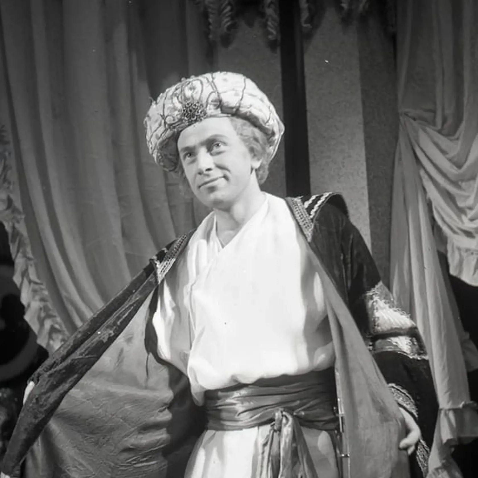 Spoznali by ste ho? Mladý Karol Machata v divadle v roku 1955.