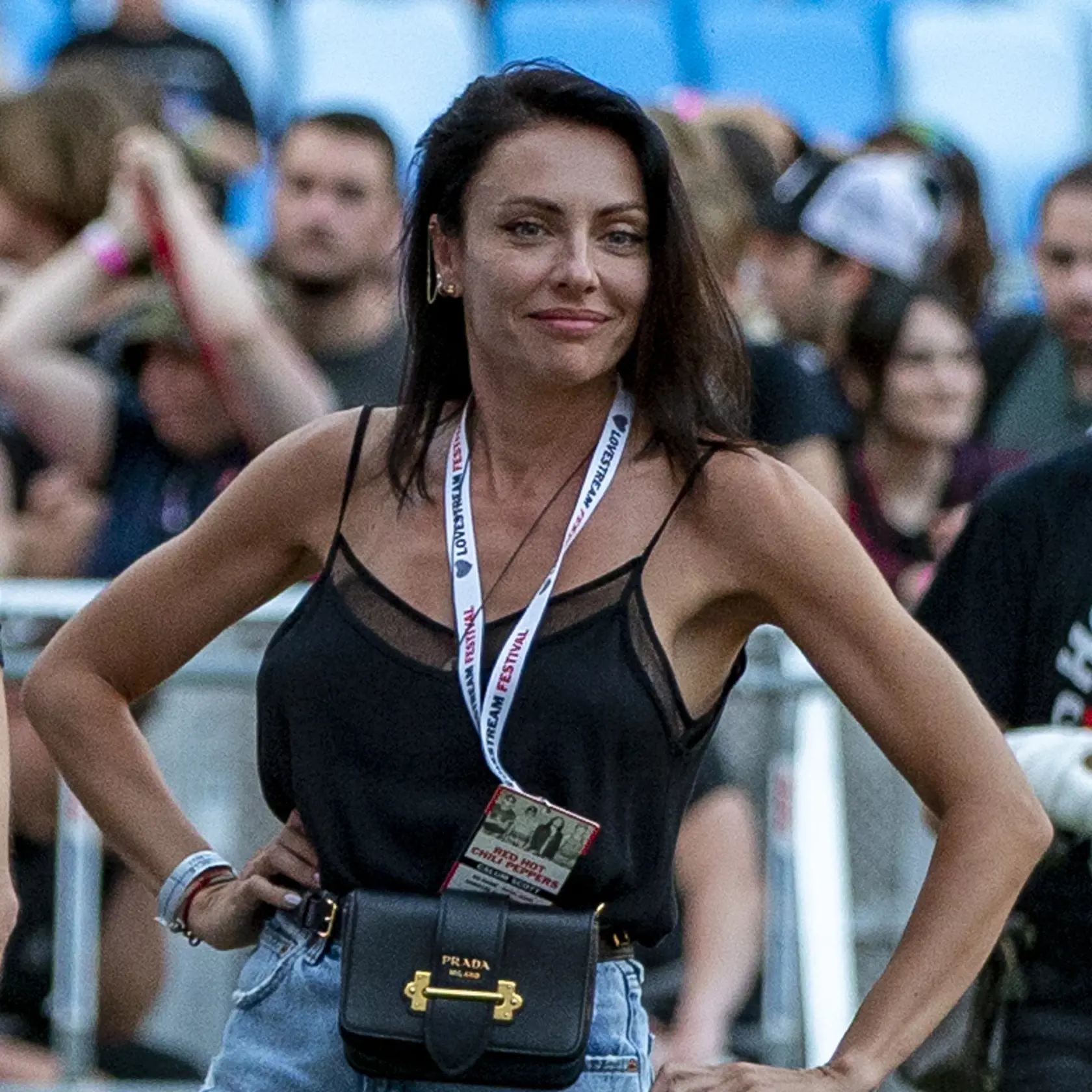 V takomto outfite si Šebestová užívala festival. Bývalá misska nechala podprsenku doma.